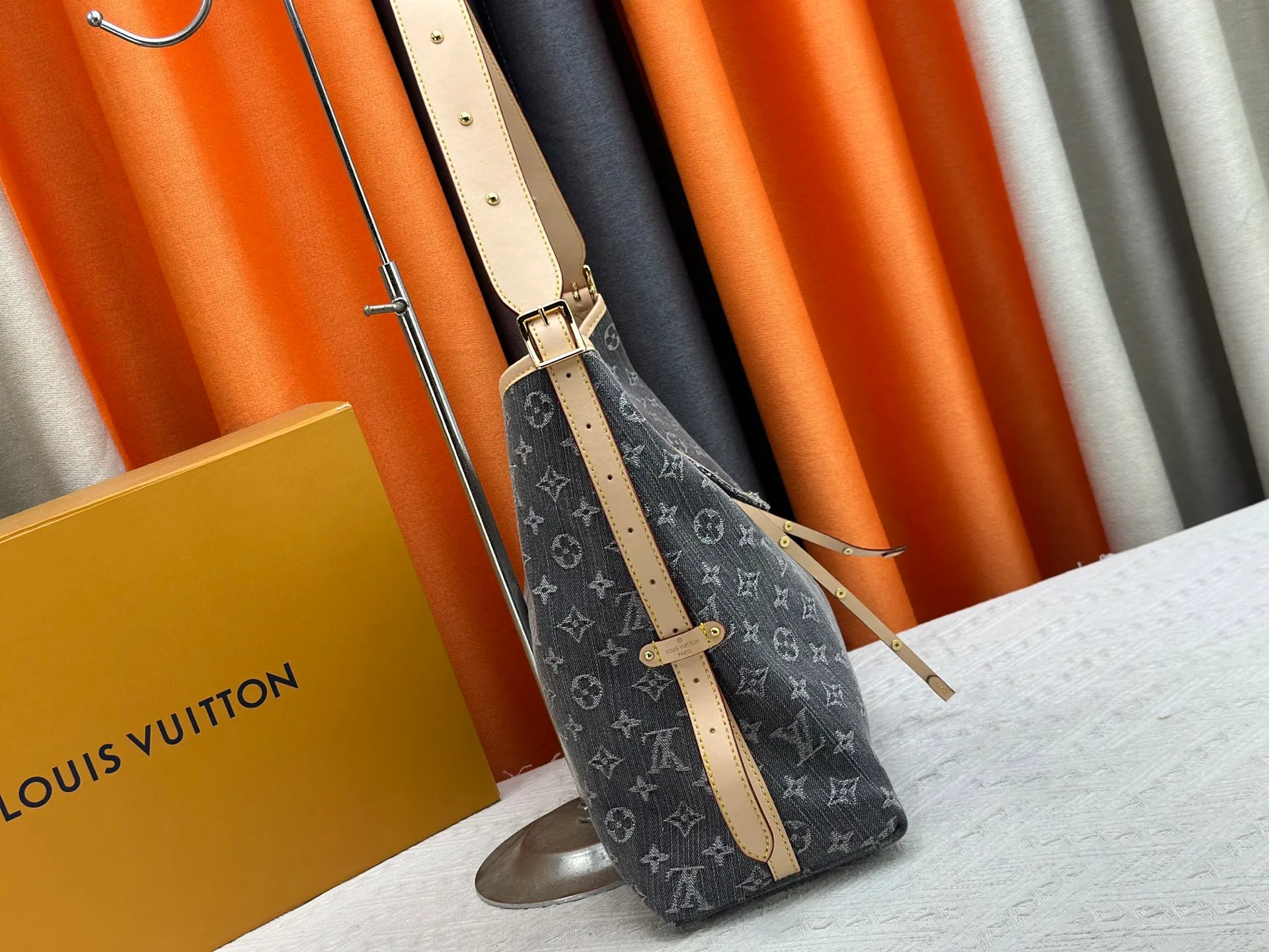 P320 Upgraded original M11462 M46203 M46197 pink small new model (denim denim) CarryAll small handbag is made of Monogram canvas and leather trim, making it a personal companion in urban life. The generous construction has a neat interior and a large interior pocket adds a functional element. Monogram canvas zippered clutch secured with leather strap. Dimensions 39x30x15