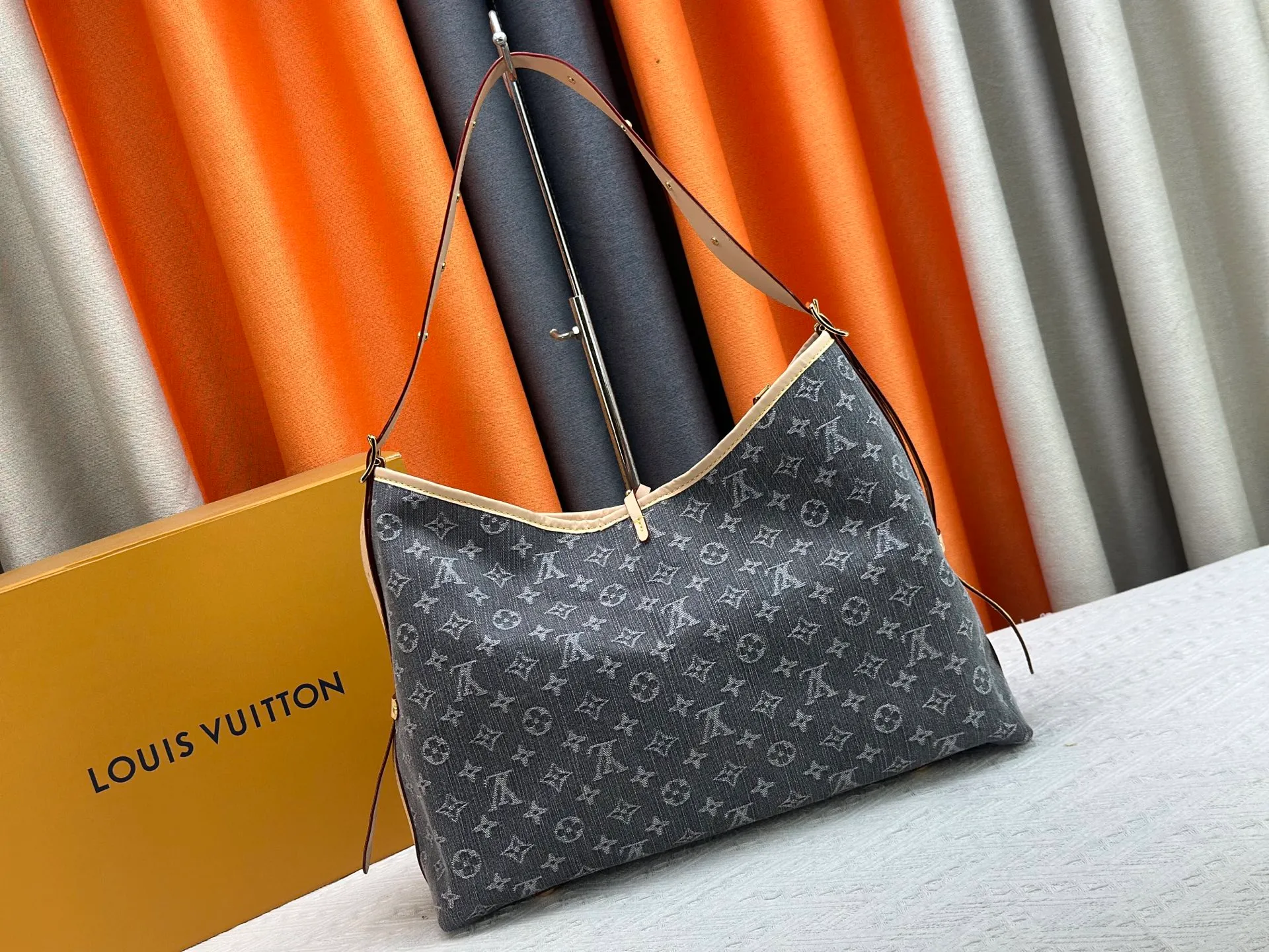 P320 Upgraded original M11462 M46203 M46197 pink small new model (denim denim) CarryAll small handbag is made of Monogram canvas and leather trim, making it a personal companion in urban life. The generous construction has a neat interior and a large interior pocket adds a functional element. Monogram canvas zippered clutch secured with leather strap. Dimensions 39x30x15