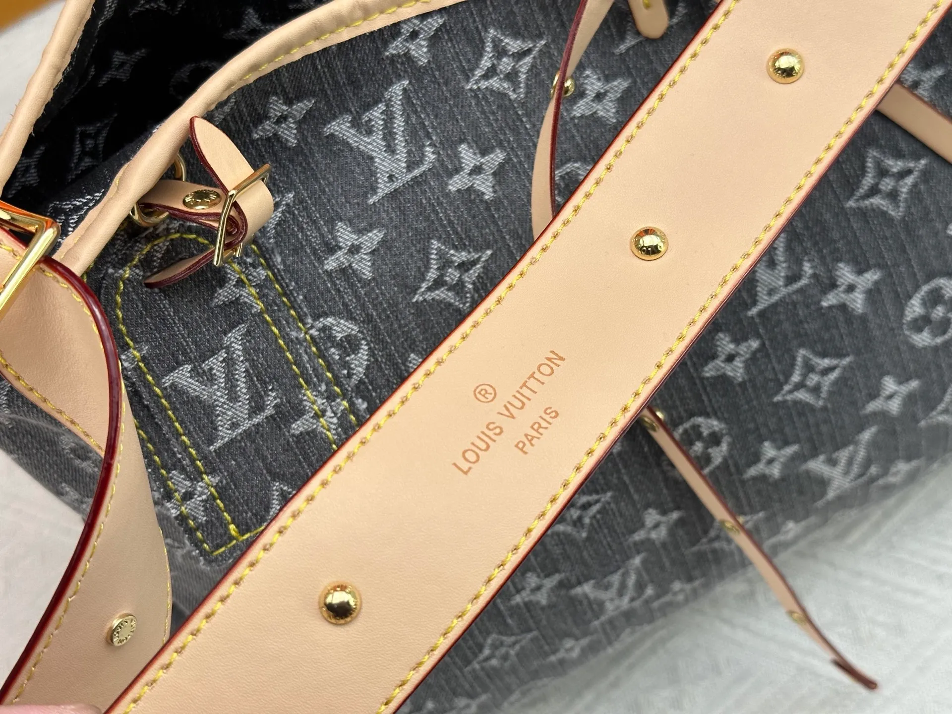 P320 Upgraded original M11462 M46203 M46197 pink small new model (denim denim) CarryAll small handbag is made of Monogram canvas and leather trim, making it a personal companion in urban life. The generous construction has a neat interior and a large interior pocket adds a functional element. Monogram canvas zippered clutch secured with leather strap. Dimensions 39x30x15