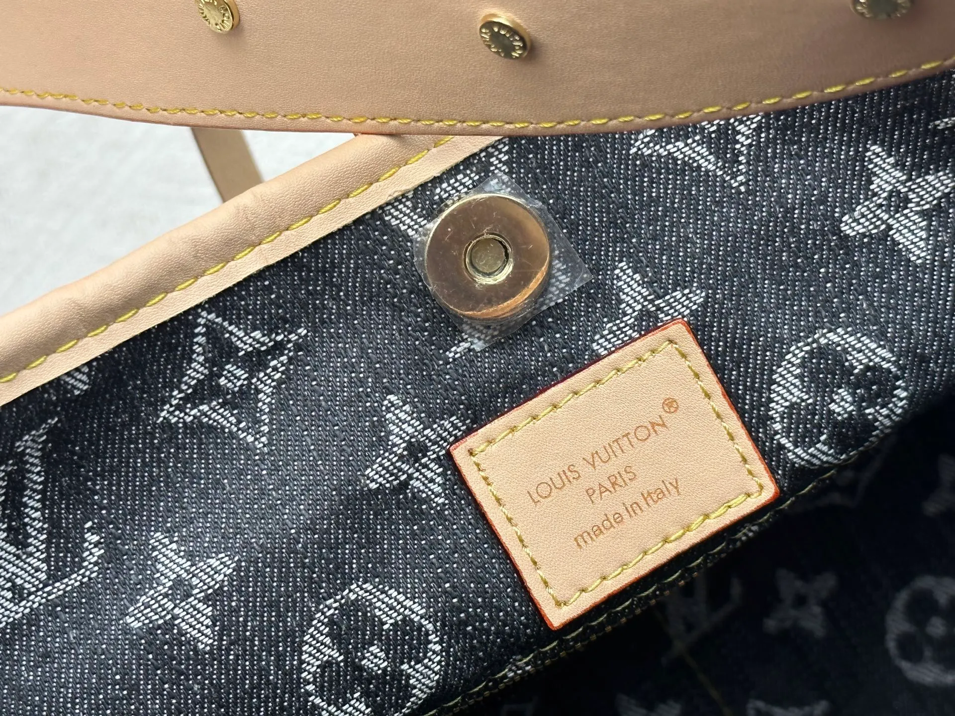 P320 Upgraded original M11462 M46203 M46197 pink small new model (denim denim) CarryAll small handbag is made of Monogram canvas and leather trim, making it a personal companion in urban life. The generous construction has a neat interior and a large interior pocket adds a functional element. Monogram canvas zippered clutch secured with leather strap. Dimensions 39x30x15