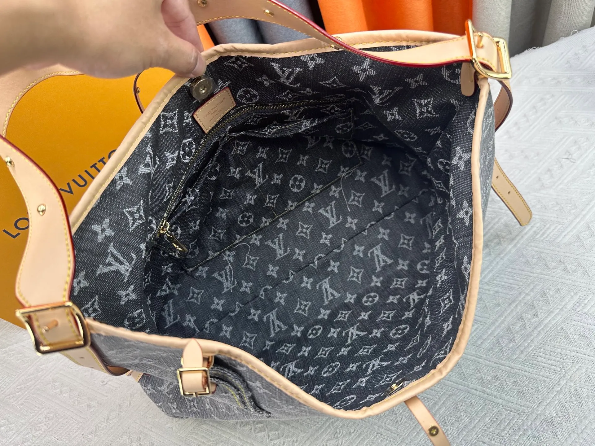 P320 Upgraded original M11462 M46203 M46197 pink small new model (denim denim) CarryAll small handbag is made of Monogram canvas and leather trim, making it a personal companion in urban life. The generous construction has a neat interior and a large interior pocket adds a functional element. Monogram canvas zippered clutch secured with leather strap. Dimensions 39x30x15
