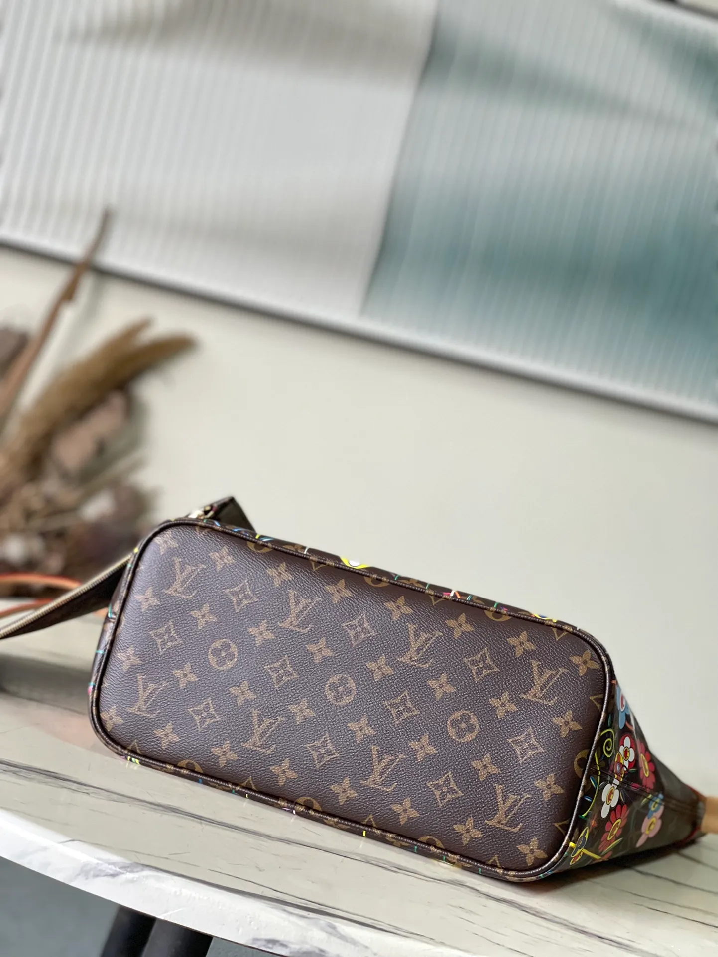 💰1040 Top Original Order M13271 This medium-sized Neverfull handbag is from the Louis Vuitton x Takashi Murakami reissue series. It uses Monogram canvas to create a spacious configuration, and then uses the smart Monogram floral pattern to interpret the artist's "super flat" aesthetic style. Cowhide leather outlines the upper edge, handles and side straps, while the fabric lining incorporates colorful stripes. An interior zip pocket and a removable storage bag complete the functional design. Dimensions: 31 × 28 × 14 cm