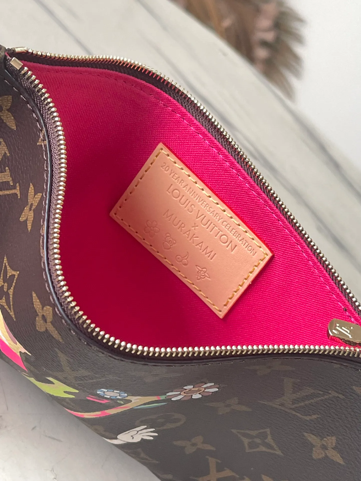 💰1040 Top Original Order M13271 This medium-sized Neverfull handbag is from the Louis Vuitton x Takashi Murakami reissue series. It uses Monogram canvas to create a spacious configuration, and then uses the smart Monogram floral pattern to interpret the artist's "super flat" aesthetic style. Cowhide leather outlines the upper edge, handles and side straps, while the fabric lining incorporates colorful stripes. An interior zip pocket and a removable storage bag complete the functional design. Dimensions: 31 × 28 × 14 cm