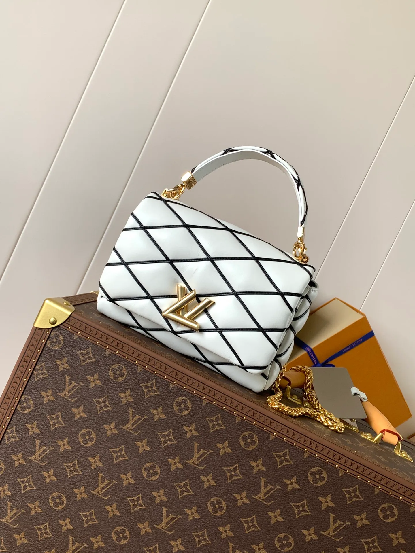 💰1280 (top layer leather) top original order, code changing chip M23045 dark gray M22891 beige M23601 brown M22891 black M12338 vanilla M24465 pink gradient M23682 dark blue M12434 blue gradient M22891 blue and white checkered M22891 red and white checkered M25107 silver M22891 patent leather M22892 black pink gradient M24186 light blue gradient M24465 nude pink gradient M12567 burgundy M11374 black hardware M12332 light coffee color M22890 white leather black stripes M23568 gray pink gradient M25106 Chinese red Top-quality original custom leather ~ colors are being updated continuously! This medium GO-14 bag is crafted from rich sheepskin leather with a quilted pattern that pays homage to the brand's traditional luggage designs. The Twist lock makes a striking statement, and the top handle can be carried by hand alone, or it can be transformed into a leather shoulder pad on the sliding chain strap for comfortable shoulder or cross-body wear. Dimensions: 23 x 16 x 10cm