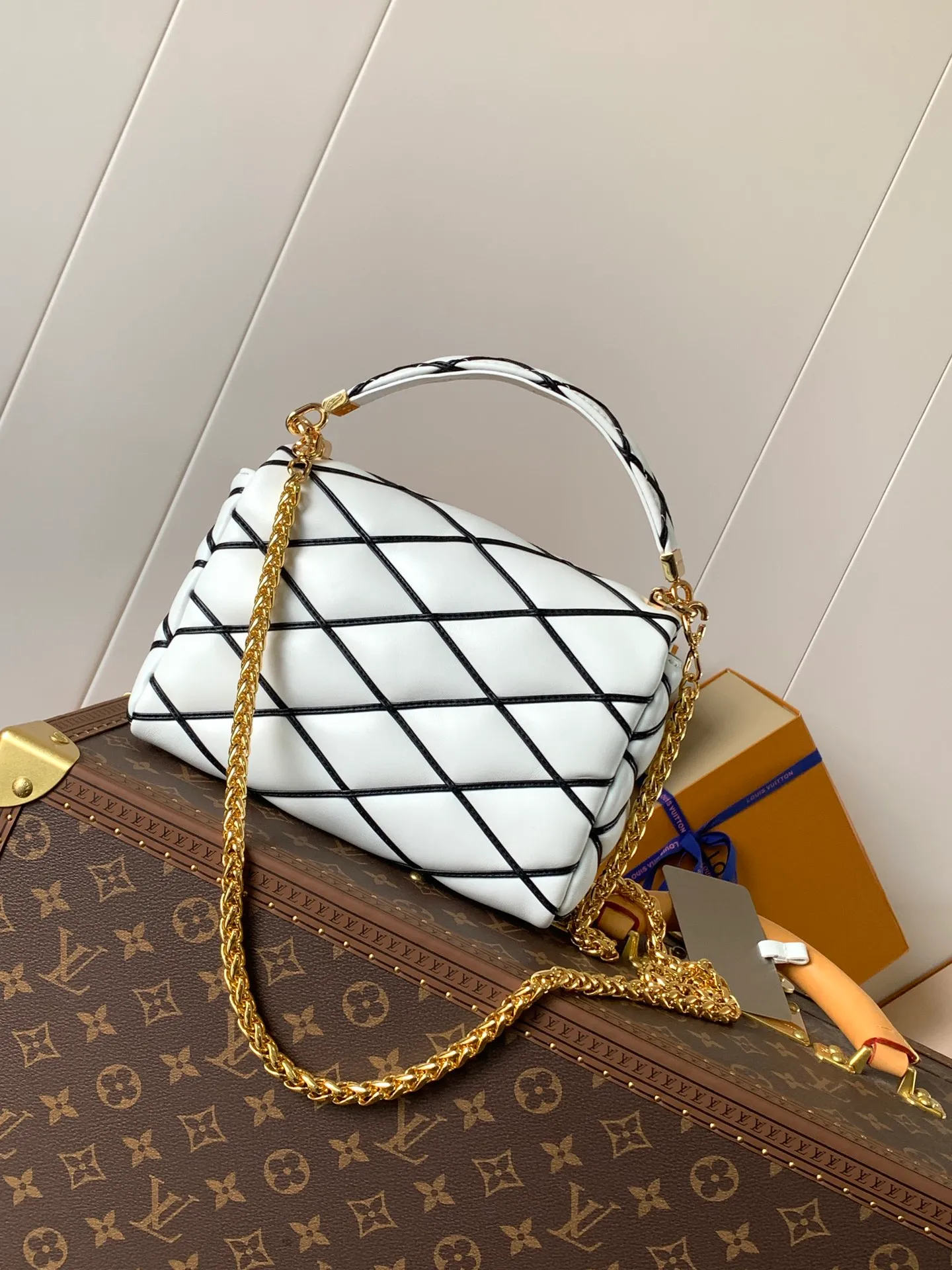 💰1280 (top layer leather) top original order, code changing chip M23045 dark gray M22891 beige M23601 brown M22891 black M12338 vanilla M24465 pink gradient M23682 dark blue M12434 blue gradient M22891 blue and white checkered M22891 red and white checkered M25107 silver M22891 patent leather M22892 black pink gradient M24186 light blue gradient M24465 nude pink gradient M12567 burgundy M11374 black hardware M12332 light coffee color M22890 white leather black stripes M23568 gray pink gradient M25106 Chinese red Top-quality original custom leather ~ colors are being updated continuously! This medium GO-14 bag is crafted from rich sheepskin leather with a quilted pattern that pays homage to the brand's traditional luggage designs. The Twist lock makes a striking statement, and the top handle can be carried by hand alone, or it can be transformed into a leather shoulder pad on the sliding chain strap for comfortable shoulder or cross-body wear. Dimensions: 23 x 16 x 10cm