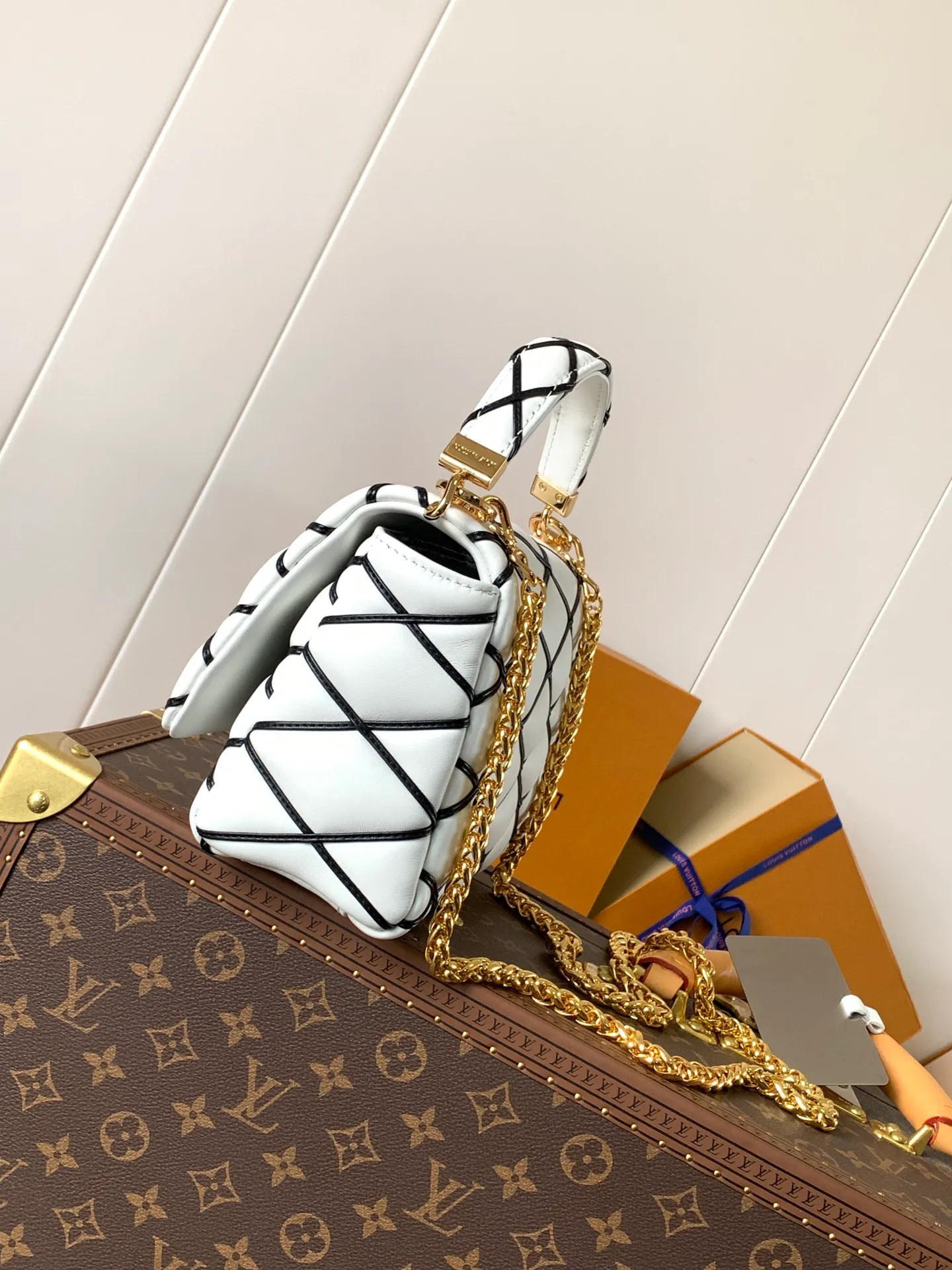 💰1280 (top layer leather) top original order, code changing chip M23045 dark gray M22891 beige M23601 brown M22891 black M12338 vanilla M24465 pink gradient M23682 dark blue M12434 blue gradient M22891 blue and white checkered M22891 red and white checkered M25107 silver M22891 patent leather M22892 black pink gradient M24186 light blue gradient M24465 nude pink gradient M12567 burgundy M11374 black hardware M12332 light coffee color M22890 white leather black stripes M23568 gray pink gradient M25106 Chinese red Top-quality original custom leather ~ colors are being updated continuously! This medium GO-14 bag is crafted from rich sheepskin leather with a quilted pattern that pays homage to the brand's traditional luggage designs. The Twist lock makes a striking statement, and the top handle can be carried by hand alone, or it can be transformed into a leather shoulder pad on the sliding chain strap for comfortable shoulder or cross-body wear. Dimensions: 23 x 16 x 10cm