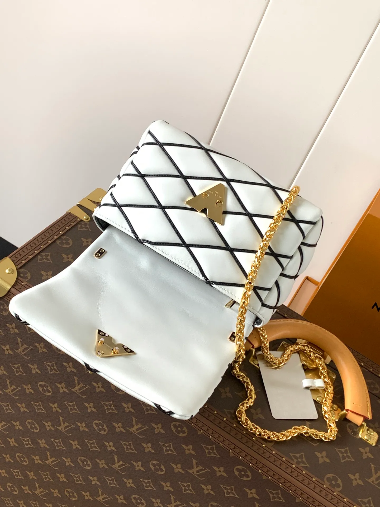 💰1280 (top layer leather) top original order, code changing chip M23045 dark gray M22891 beige M23601 brown M22891 black M12338 vanilla M24465 pink gradient M23682 dark blue M12434 blue gradient M22891 blue and white checkered M22891 red and white checkered M25107 silver M22891 patent leather M22892 black pink gradient M24186 light blue gradient M24465 nude pink gradient M12567 burgundy M11374 black hardware M12332 light coffee color M22890 white leather black stripes M23568 gray pink gradient M25106 Chinese red Top-quality original custom leather ~ colors are being updated continuously! This medium GO-14 bag is crafted from rich sheepskin leather with a quilted pattern that pays homage to the brand's traditional luggage designs. The Twist lock makes a striking statement, and the top handle can be carried by hand alone, or it can be transformed into a leather shoulder pad on the sliding chain strap for comfortable shoulder or cross-body wear. Dimensions: 23 x 16 x 10cm
