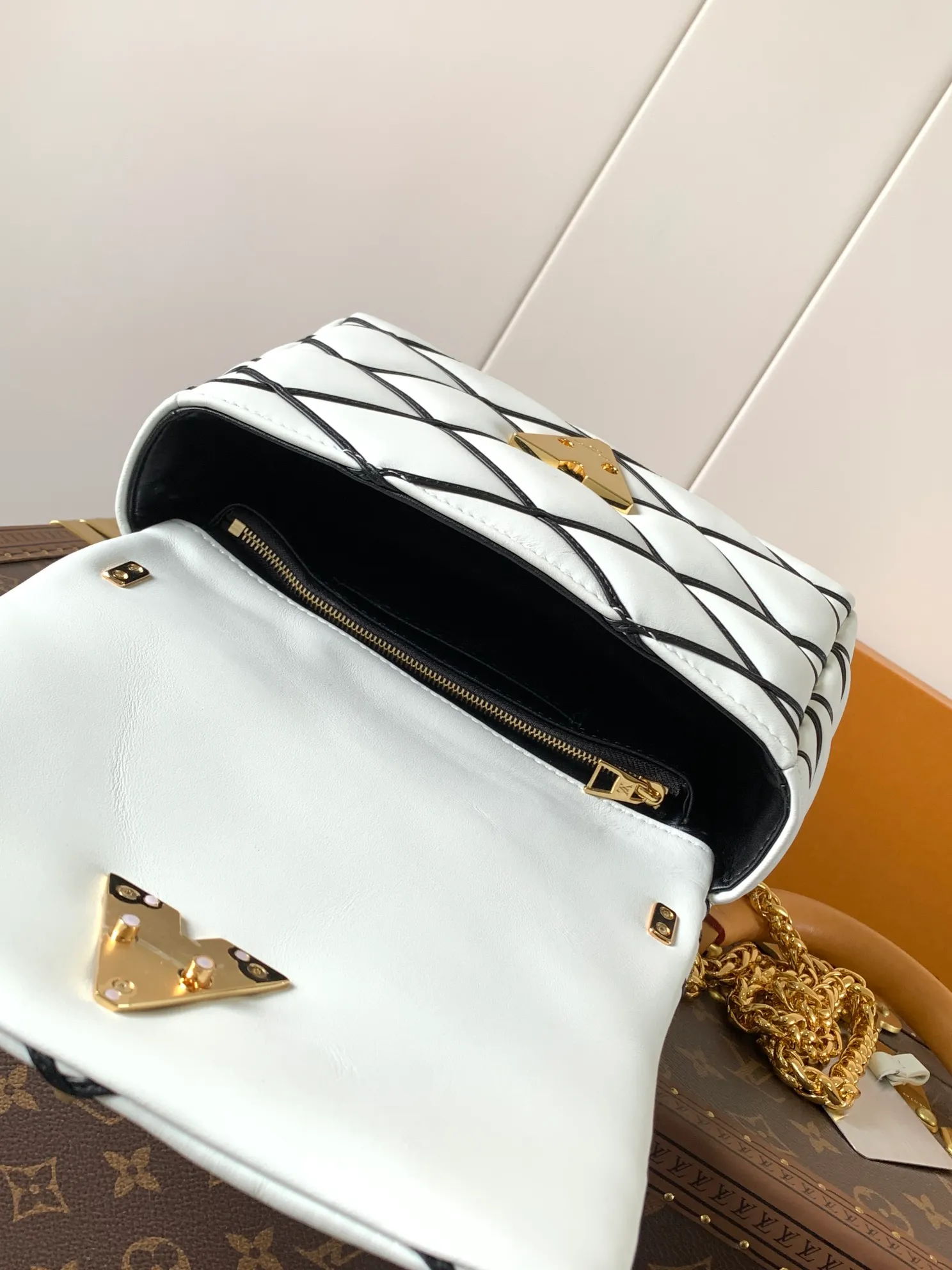 💰1280 (top layer leather) top original order, code changing chip M23045 dark gray M22891 beige M23601 brown M22891 black M12338 vanilla M24465 pink gradient M23682 dark blue M12434 blue gradient M22891 blue and white checkered M22891 red and white checkered M25107 silver M22891 patent leather M22892 black pink gradient M24186 light blue gradient M24465 nude pink gradient M12567 burgundy M11374 black hardware M12332 light coffee color M22890 white leather black stripes M23568 gray pink gradient M25106 Chinese red Top-quality original custom leather ~ colors are being updated continuously! This medium GO-14 bag is crafted from rich sheepskin leather with a quilted pattern that pays homage to the brand's traditional luggage designs. The Twist lock makes a striking statement, and the top handle can be carried by hand alone, or it can be transformed into a leather shoulder pad on the sliding chain strap for comfortable shoulder or cross-body wear. Dimensions: 23 x 16 x 10cm