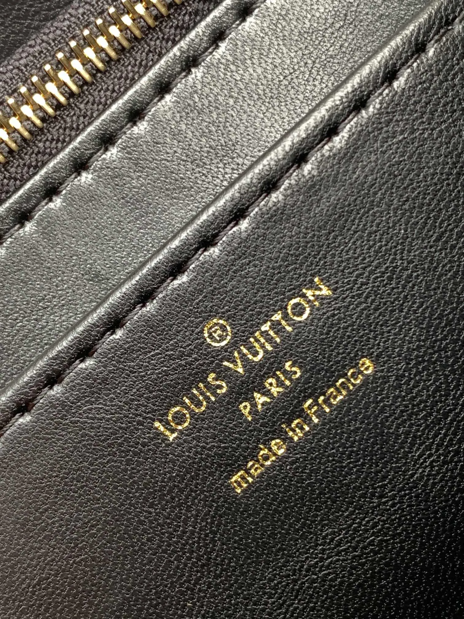 💰1280 (top layer leather) top original order, code changing chip M23045 dark gray M22891 beige M23601 brown M22891 black M12338 vanilla M24465 pink gradient M23682 dark blue M12434 blue gradient M22891 blue and white checkered M22891 red and white checkered M25107 silver M22891 patent leather M22892 black pink gradient M24186 light blue gradient M24465 nude pink gradient M12567 burgundy M11374 black hardware M12332 light coffee color M22890 white leather black stripes M23568 gray pink gradient M25106 Chinese red Top-quality original custom leather ~ colors are being updated continuously! This medium GO-14 bag is crafted from rich sheepskin leather with a quilted pattern that pays homage to the brand's traditional luggage designs. The Twist lock makes a striking statement, and the top handle can be carried by hand alone, or it can be transformed into a leather shoulder pad on the sliding chain strap for comfortable shoulder or cross-body wear. Dimensions: 23 x 16 x 10cm