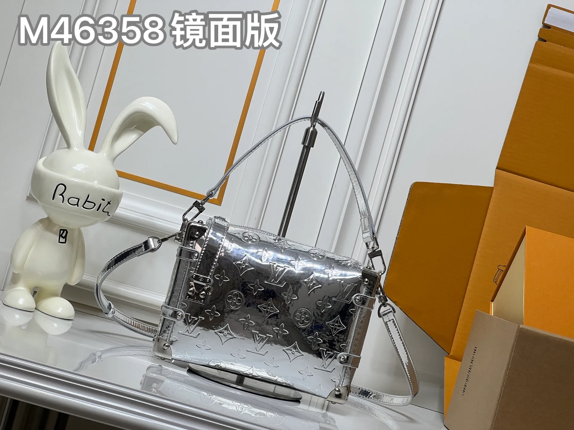 Batch 320💰M46358 M26223 silver mirror version This Side Trunk medium handbag is from the Monogram Bold series, showing artistic director Nicolas Ghesquiere's creative interpretation of Louis Vuitton's classic luggage. Smooth cow leather with embossed Monogram pattern on the bag body, metal corners and S-lock buckle to highlight the signature touch, detachable long shoulder strap for flexible carrying Dimensions: 23.5X16X8.5 cm