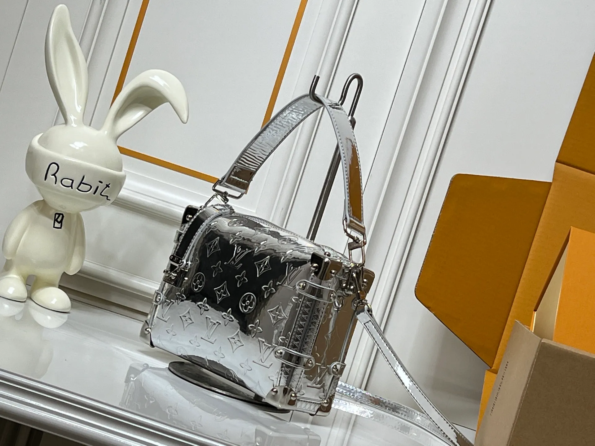 Batch 320💰M46358 M26223 silver mirror version This Side Trunk medium handbag is from the Monogram Bold series, showing artistic director Nicolas Ghesquiere's creative interpretation of Louis Vuitton's classic luggage. Smooth cow leather with embossed Monogram pattern on the bag body, metal corners and S-lock buckle to highlight the signature touch, detachable long shoulder strap for flexible carrying Dimensions: 23.5X16X8.5 cm