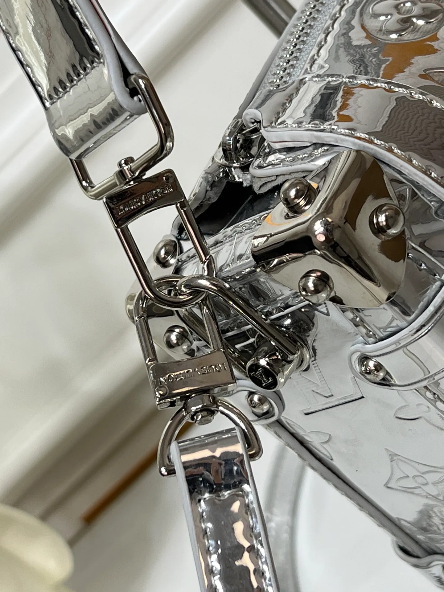Batch 320💰M46358 M26223 silver mirror version This Side Trunk medium handbag is from the Monogram Bold series, showing artistic director Nicolas Ghesquiere's creative interpretation of Louis Vuitton's classic luggage. Smooth cow leather with embossed Monogram pattern on the bag body, metal corners and S-lock buckle to highlight the signature touch, detachable long shoulder strap for flexible carrying Dimensions: 23.5X16X8.5 cm