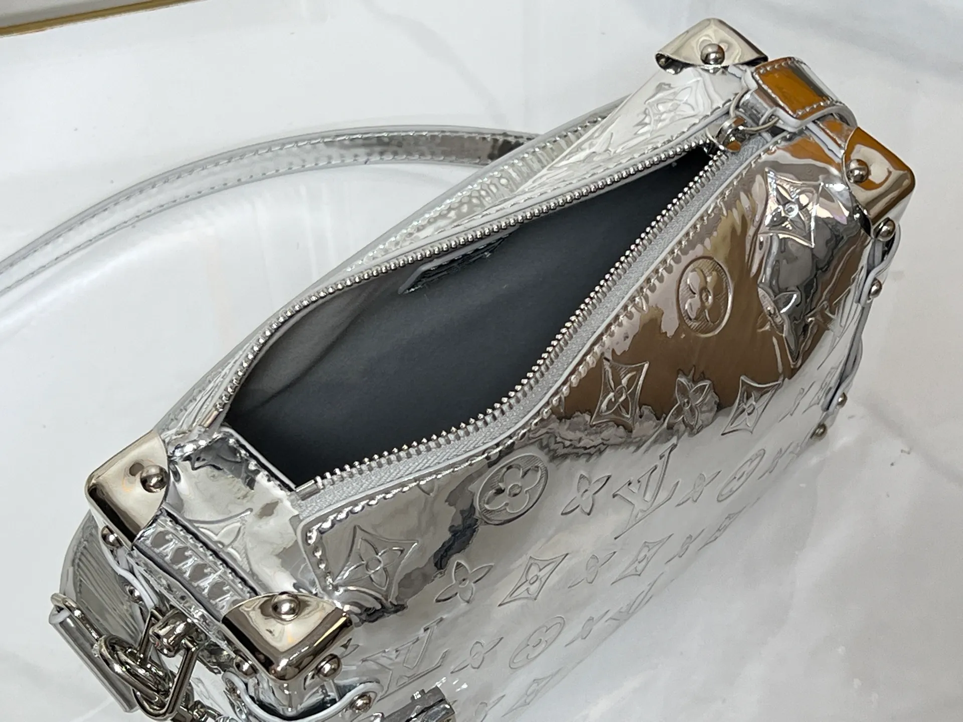 Batch 320💰M46358 M26223 silver mirror version This Side Trunk medium handbag is from the Monogram Bold series, showing artistic director Nicolas Ghesquiere's creative interpretation of Louis Vuitton's classic luggage. Smooth cow leather with embossed Monogram pattern on the bag body, metal corners and S-lock buckle to highlight the signature touch, detachable long shoulder strap for flexible carrying Dimensions: 23.5X16X8.5 cm