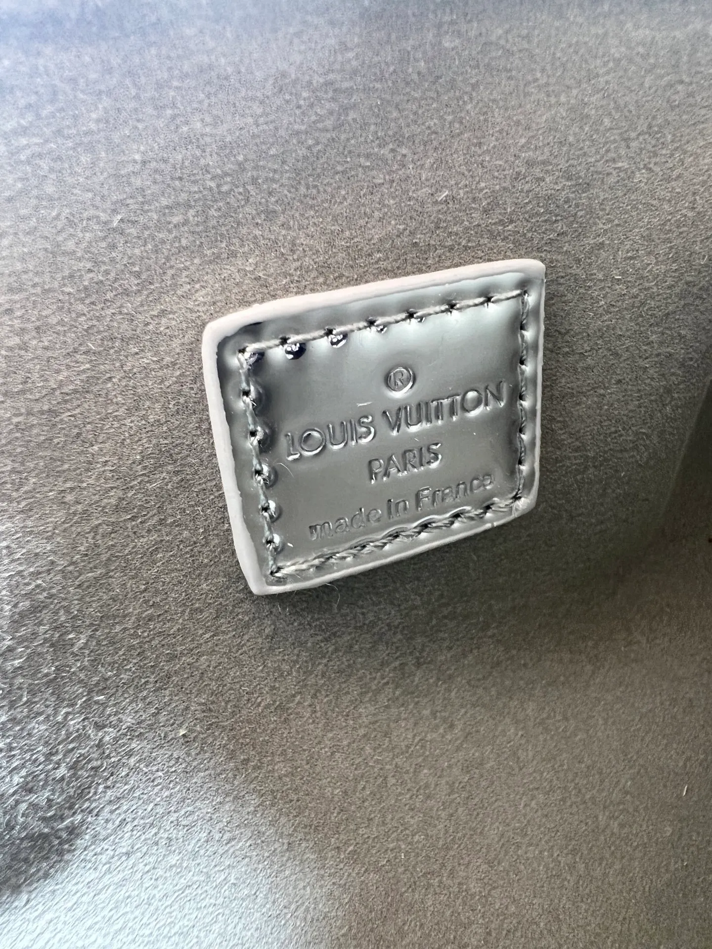 Batch 320💰M46358 M26223 silver mirror version This Side Trunk medium handbag is from the Monogram Bold series, showing artistic director Nicolas Ghesquiere's creative interpretation of Louis Vuitton's classic luggage. Smooth cow leather with embossed Monogram pattern on the bag body, metal corners and S-lock buckle to highlight the signature touch, detachable long shoulder strap for flexible carrying Dimensions: 23.5X16X8.5 cm