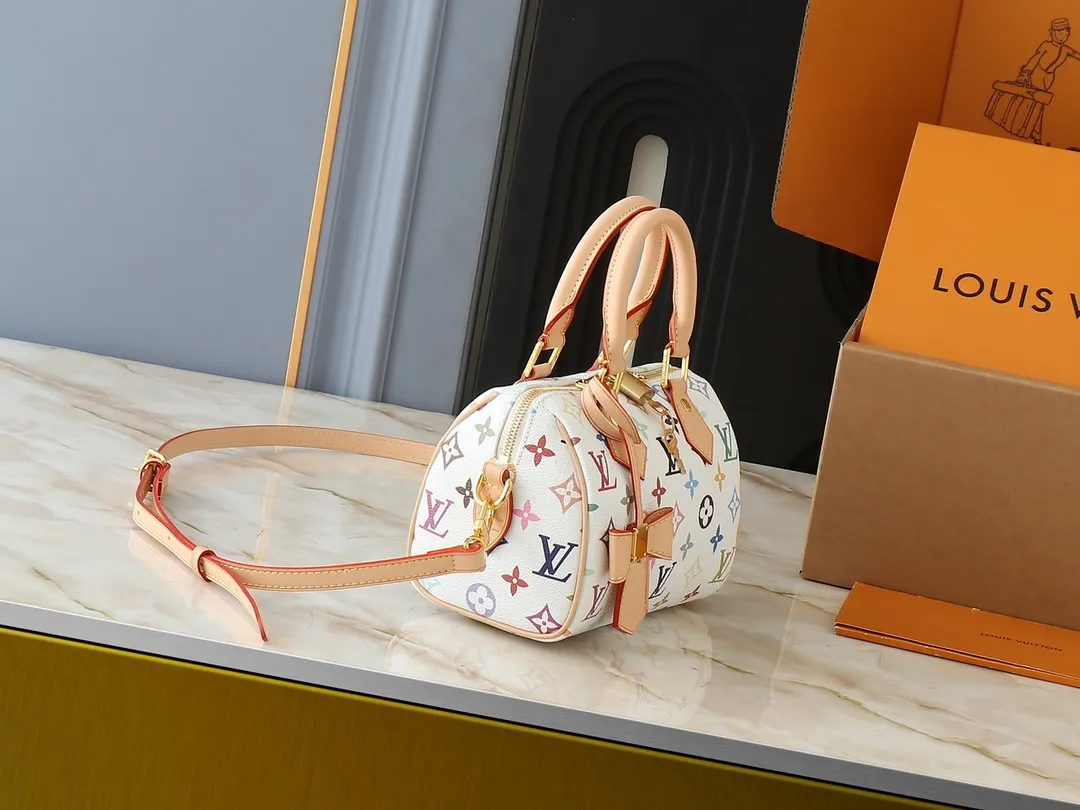 💰260💰Upgraded from the original version, this M46234 M46222 Speedy Bandoulière 20 handbag is made of soft coated canvas, with the full-length Monogram pattern traced in colorful rainbow tones, highlighting the smart style of the Louis Vuitton x Murakami reissue series. The Toron handle and detachable shoulder strap are constructed of cow leather, the metal corners recall classic luggage elements, and the bow-shaped key bag and padlock add brand touches. Dimensions: 20.5 x 13.5 x 12.0 cm (length x height x width)