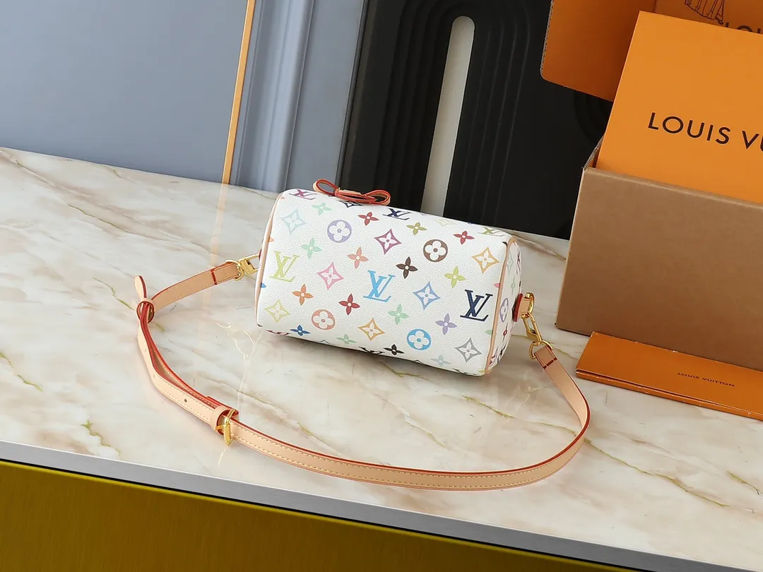 💰260💰Upgraded from the original version, this M46234 M46222 Speedy Bandoulière 20 handbag is made of soft coated canvas, with the full-length Monogram pattern traced in colorful rainbow tones, highlighting the smart style of the Louis Vuitton x Murakami reissue series. The Toron handle and detachable shoulder strap are constructed of cow leather, the metal corners recall classic luggage elements, and the bow-shaped key bag and padlock add brand touches. Dimensions: 20.5 x 13.5 x 12.0 cm (length x height x width)