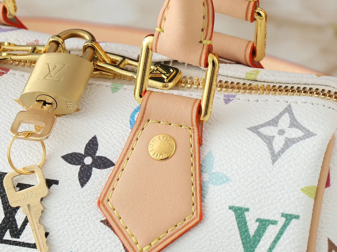 💰260💰Upgraded from the original version, this M46234 M46222 Speedy Bandoulière 20 handbag is made of soft coated canvas, with the full-length Monogram pattern traced in colorful rainbow tones, highlighting the smart style of the Louis Vuitton x Murakami reissue series. The Toron handle and detachable shoulder strap are constructed of cow leather, the metal corners recall classic luggage elements, and the bow-shaped key bag and padlock add brand touches. Dimensions: 20.5 x 13.5 x 12.0 cm (length x height x width)