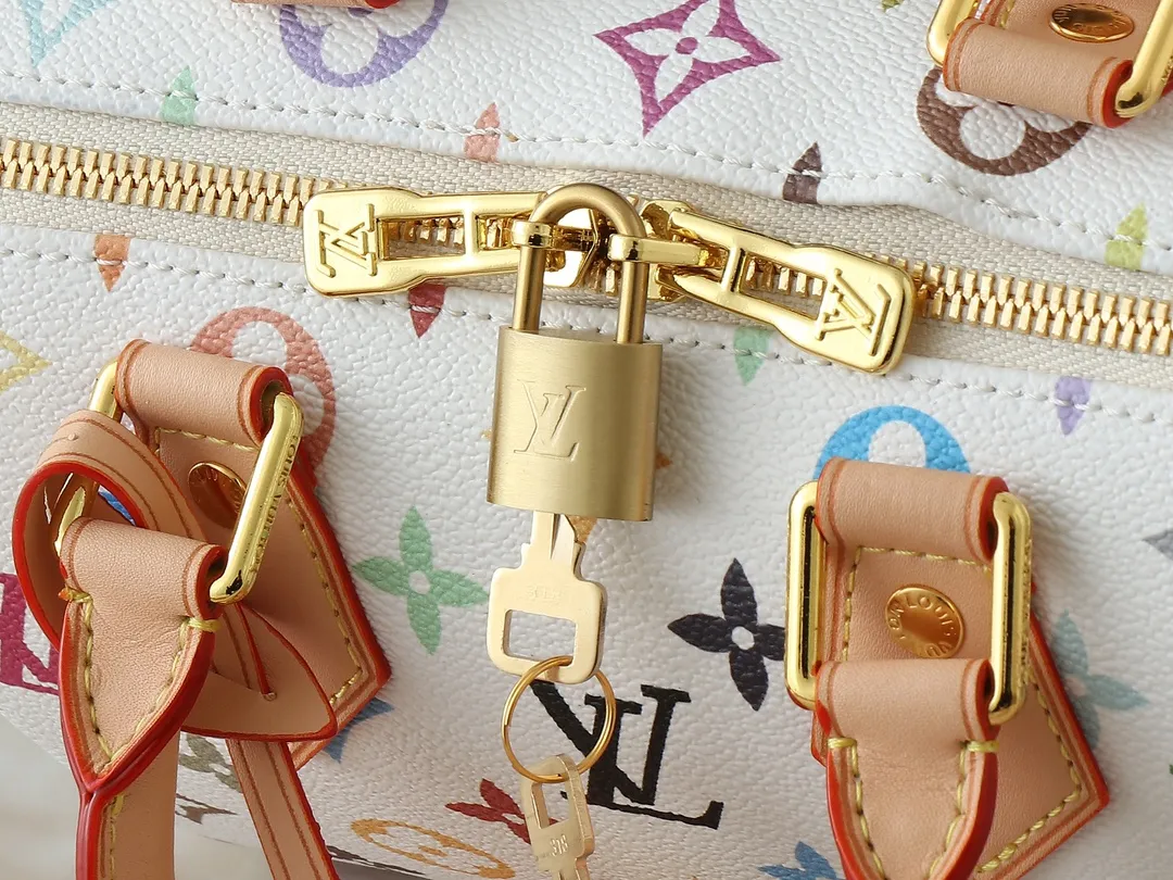 💰260💰Upgraded from the original version, this M46234 M46222 Speedy Bandoulière 20 handbag is made of soft coated canvas, with the full-length Monogram pattern traced in colorful rainbow tones, highlighting the smart style of the Louis Vuitton x Murakami reissue series. The Toron handle and detachable shoulder strap are constructed of cow leather, the metal corners recall classic luggage elements, and the bow-shaped key bag and padlock add brand touches. Dimensions: 20.5 x 13.5 x 12.0 cm (length x height x width)