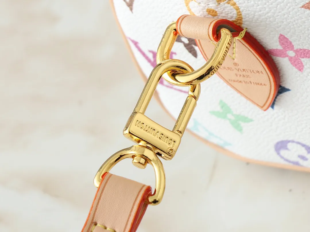 💰260💰Upgraded from the original version, this M46234 M46222 Speedy Bandoulière 20 handbag is made of soft coated canvas, with the full-length Monogram pattern traced in colorful rainbow tones, highlighting the smart style of the Louis Vuitton x Murakami reissue series. The Toron handle and detachable shoulder strap are constructed of cow leather, the metal corners recall classic luggage elements, and the bow-shaped key bag and padlock add brand touches. Dimensions: 20.5 x 13.5 x 12.0 cm (length x height x width)