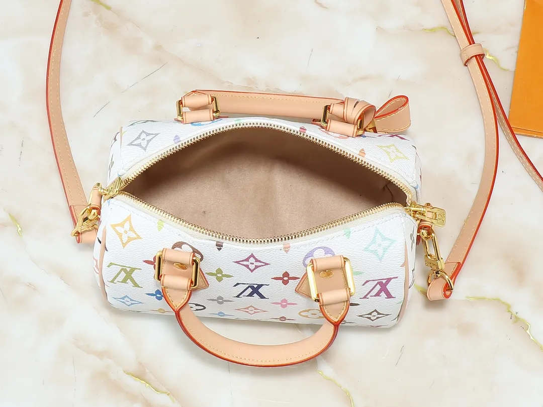 💰260💰Upgraded from the original version, this M46234 M46222 Speedy Bandoulière 20 handbag is made of soft coated canvas, with the full-length Monogram pattern traced in colorful rainbow tones, highlighting the smart style of the Louis Vuitton x Murakami reissue series. The Toron handle and detachable shoulder strap are constructed of cow leather, the metal corners recall classic luggage elements, and the bow-shaped key bag and padlock add brand touches. Dimensions: 20.5 x 13.5 x 12.0 cm (length x height x width)