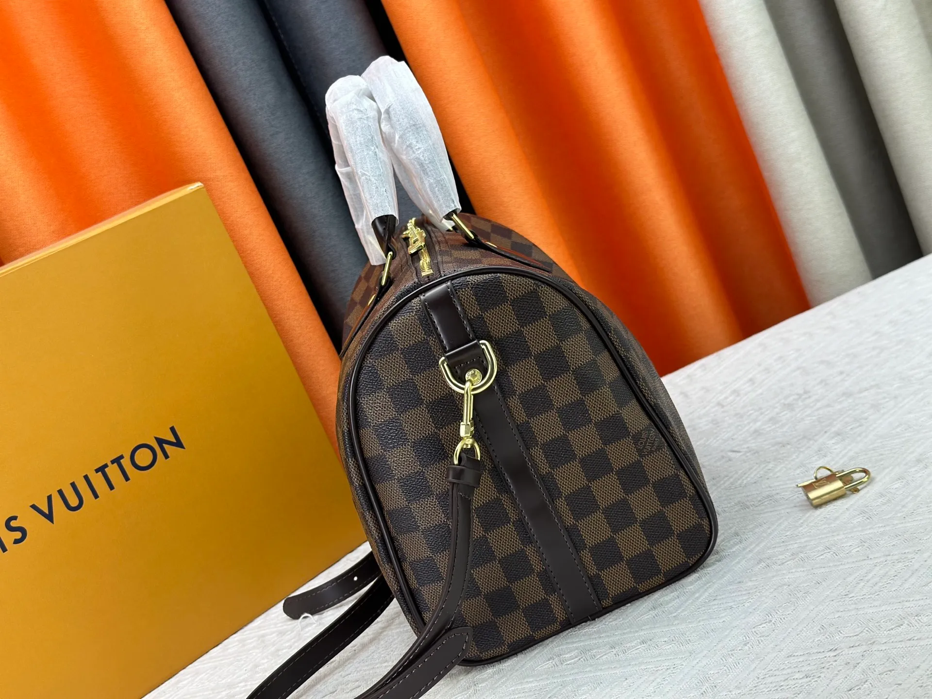 P240 P250 P260 High-definition shooting quality as shown in the picture. Good quality, full of positive reputation! Highly recommended Speedy fashion hot model, classic Monogram canvas➕imported Italian discolored yellow leather trim➕high-end original hardware➕adjustable shoulder strap lock. It feels soft, highly practical, and can be called a classic. The upper body is super elegant. Brand: LouisVuitton! Model: Small 40390/Medium 40391/Large 40392! Material: Imported original leather! Size: small size 25*19*15, medium size 30*21*17, large size 35*23*18,