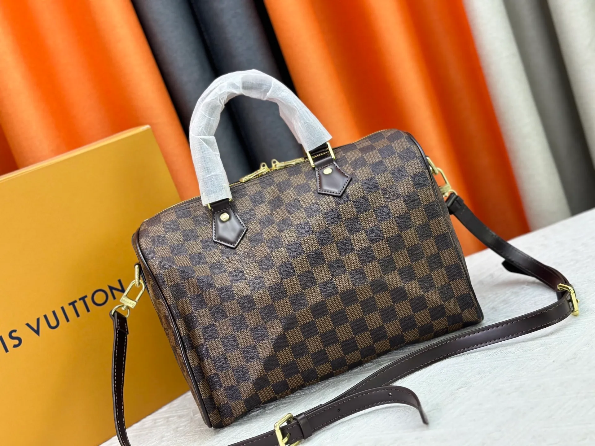 P240 P250 P260 High-definition shooting quality as shown in the picture. Good quality, full of positive reputation! Highly recommended Speedy fashion hot model, classic Monogram canvas➕imported Italian discolored yellow leather trim➕high-end original hardware➕adjustable shoulder strap lock. It feels soft, highly practical, and can be called a classic. The upper body is super elegant. Brand: LouisVuitton! Model: Small 40390/Medium 40391/Large 40392! Material: Imported original leather! Size: small size 25*19*15, medium size 30*21*17, large size 35*23*18,