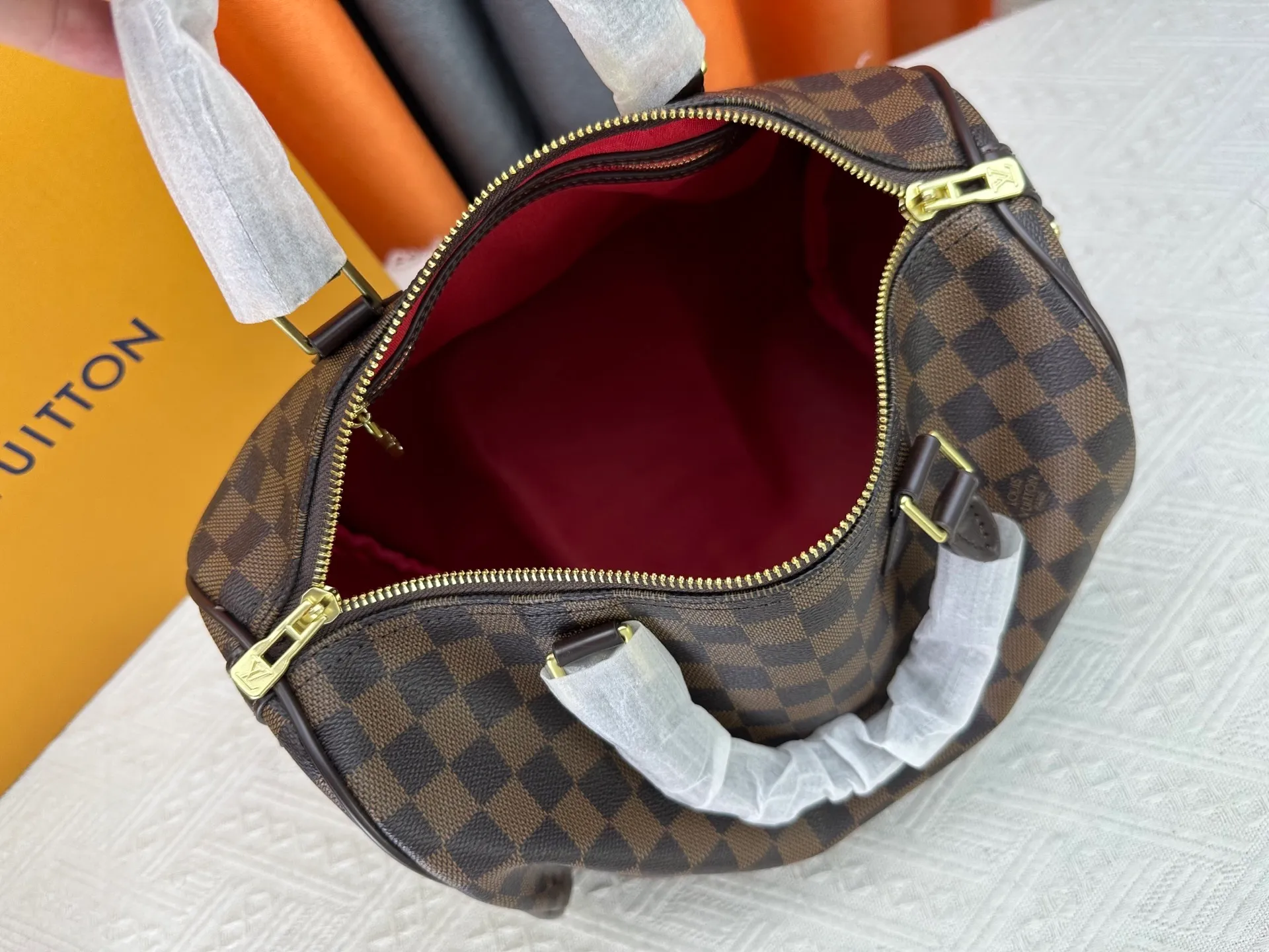 P240 P250 P260 High-definition shooting quality as shown in the picture. Good quality, full of positive reputation! Highly recommended Speedy fashion hot model, classic Monogram canvas➕imported Italian discolored yellow leather trim➕high-end original hardware➕adjustable shoulder strap lock. It feels soft, highly practical, and can be called a classic. The upper body is super elegant. Brand: LouisVuitton! Model: Small 40390/Medium 40391/Large 40392! Material: Imported original leather! Size: small size 25*19*15, medium size 30*21*17, large size 35*23*18,