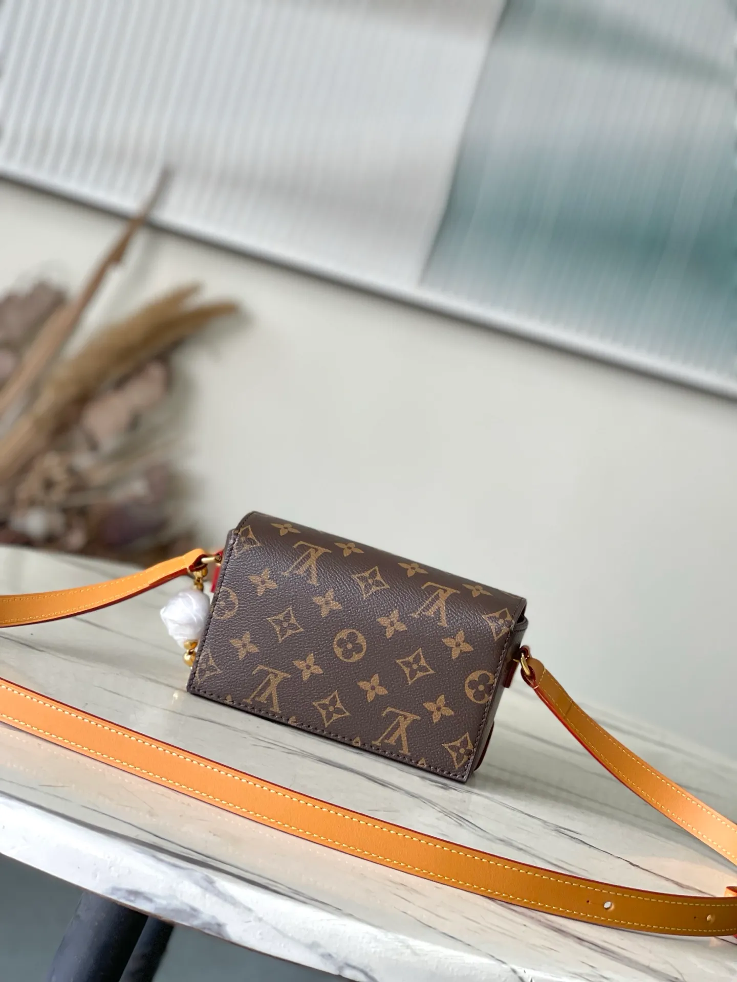 💰980 Top Original Order M14738 This Steamer mini handbag is made of Monogram canvas, with distressed cow leather trim and dazzling metal parts. The new square lock snaps back to Pharrell Williams' signature Damier pattern, the delicate key connects to the intricate beaded chain, and the adjustable shoulder strap allows for shoulder or cross-body wear. Dimensions: 18 × 11 × 6.5 cm