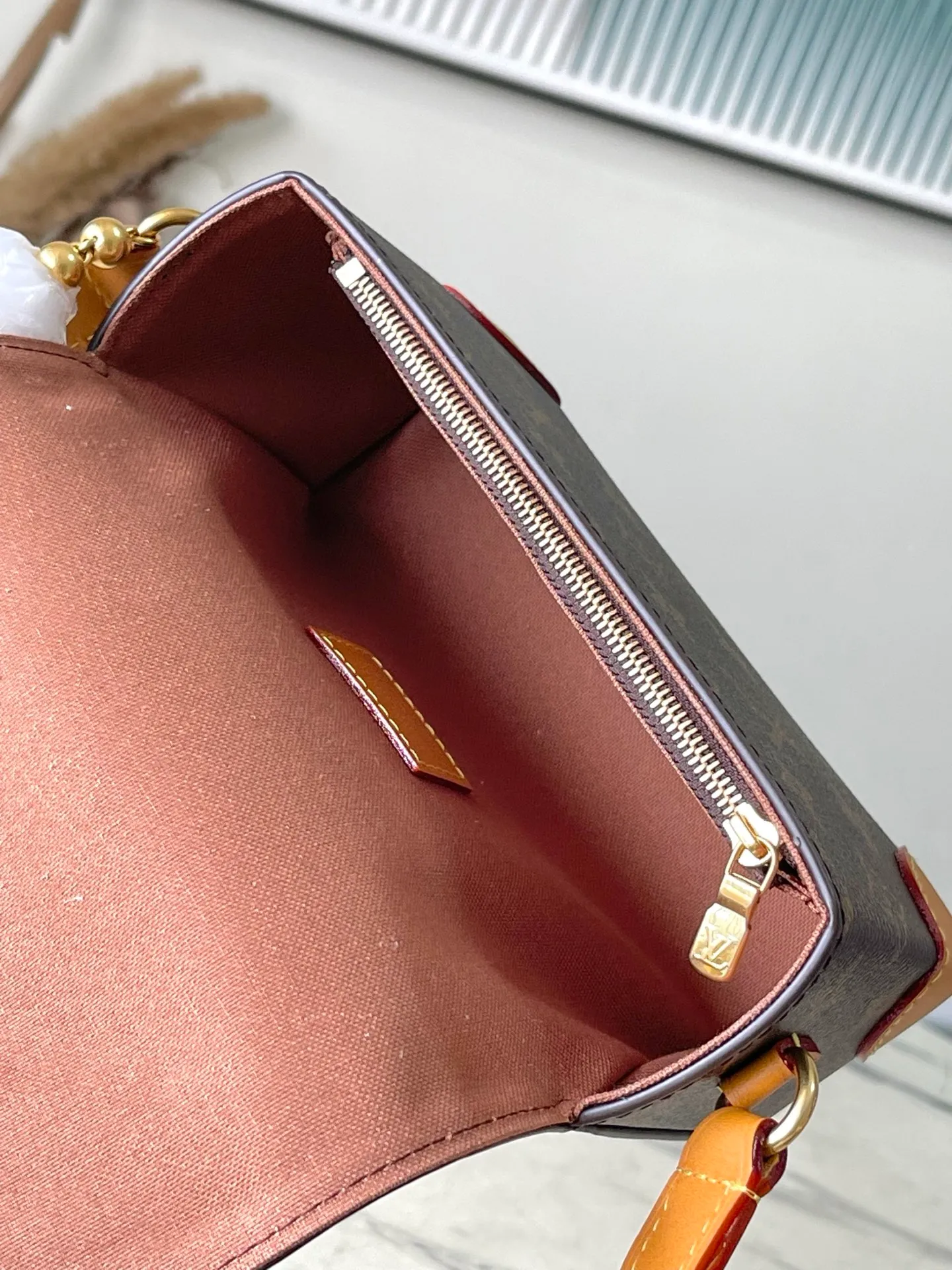 💰980 Top Original Order M14738 This Steamer mini handbag is made of Monogram canvas, with distressed cow leather trim and dazzling metal parts. The new square lock snaps back to Pharrell Williams' signature Damier pattern, the delicate key connects to the intricate beaded chain, and the adjustable shoulder strap allows for shoulder or cross-body wear. Dimensions: 18 × 11 × 6.5 cm