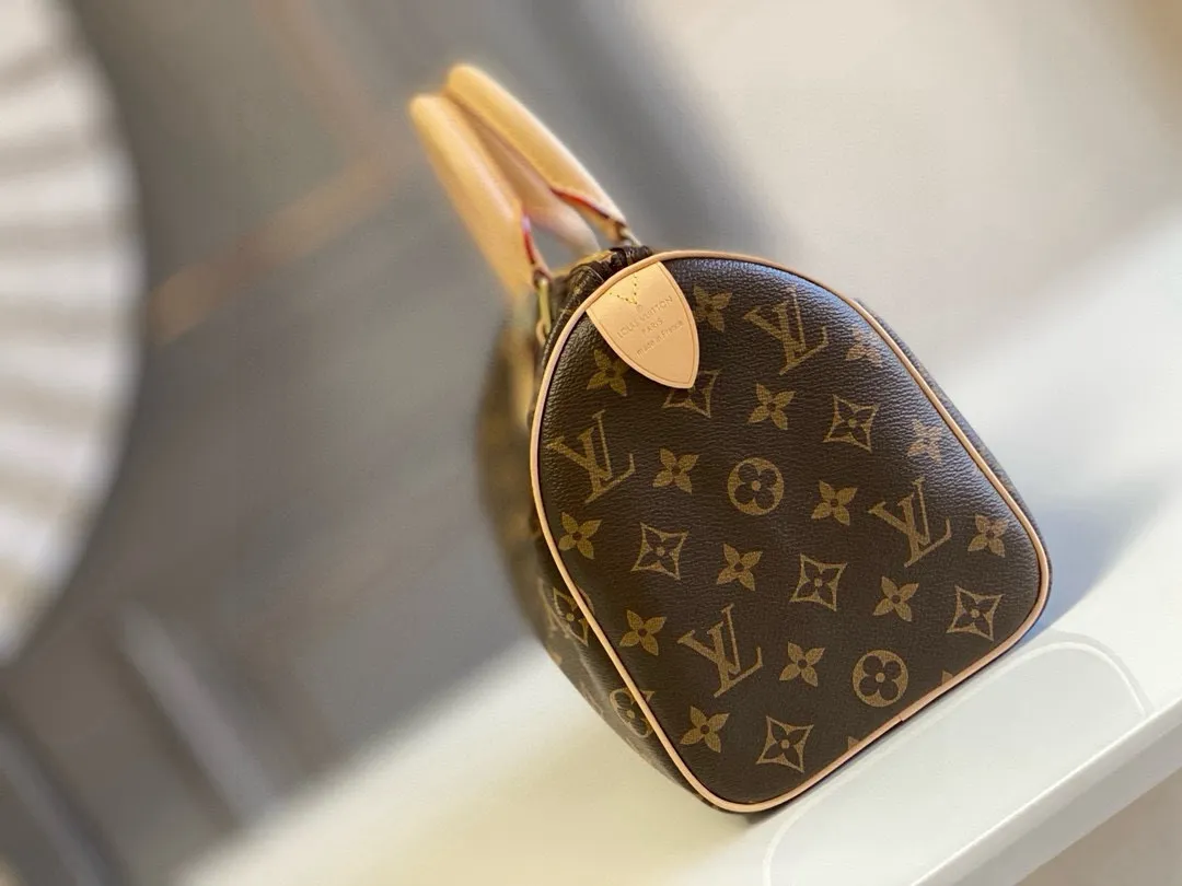 💰700 (strapless model) The top original hand-held strapless model M41528 has a unique shape, leather handle, and Damier Azur canvas. No wonder it has become the most popular bag in the world. Originally designed for travelers in 1930 (its name pays homage to the high-speed traffic of the time), the Speedy 25 has become the perfect urban bag - soft, lightweight and classic in size 25/19/15cm