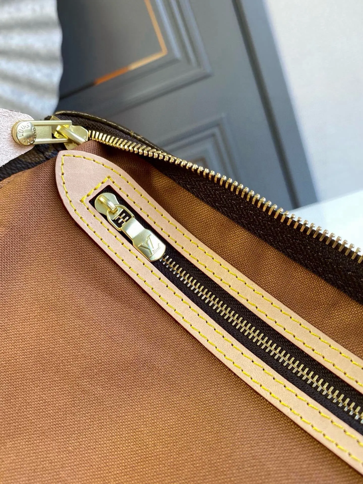 💰700 (strapless model) The top original hand-held strapless model M41528 has a unique shape, leather handle, and Damier Azur canvas. No wonder it has become the most popular bag in the world. Originally designed for travelers in 1930 (its name pays homage to the high-speed traffic of the time), the Speedy 25 has become the perfect urban bag - soft, lightweight and classic in size 25/19/15cm
