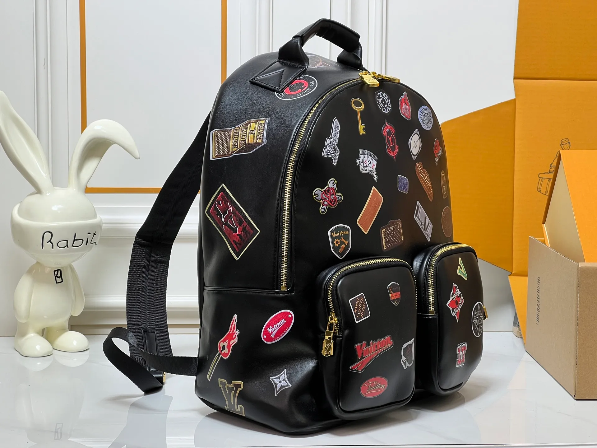 ￥340 LV Men's Discovery Black Backpack I recently picked up the Iv Men's Discovery Presbyopic Backpack, the item number is M43186. 43408. A has a large capacity and can fit a small notebook.  It is unisex and looks good on girls’ backs too.  ★A relatively low-key model, you can carry it to work, commuting and out for fun. ★Very practical. If boys don’t like carrying bags, this backpack is a very good choice.   #practicalmen’s bag recommended 30-38cm