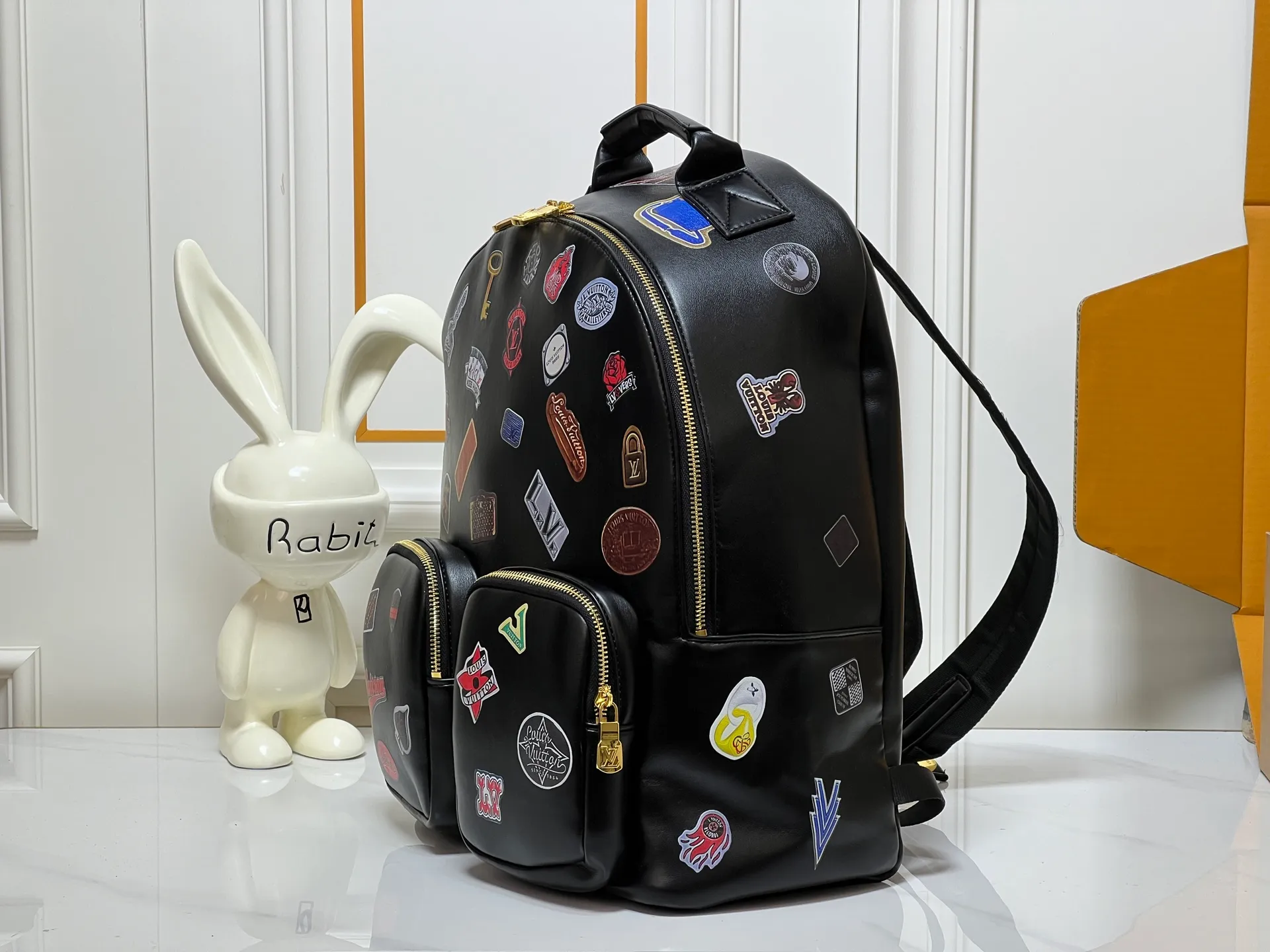 ￥340 LV Men's Discovery Black Backpack I recently picked up the Iv Men's Discovery Presbyopic Backpack, the item number is M43186. 43408. A has a large capacity and can fit a small notebook.  It is unisex and looks good on girls’ backs too.  ★A relatively low-key model, you can carry it to work, commuting and out for fun. ★Very practical. If boys don’t like carrying bags, this backpack is a very good choice.   #practicalmen’s bag recommended 30-38cm