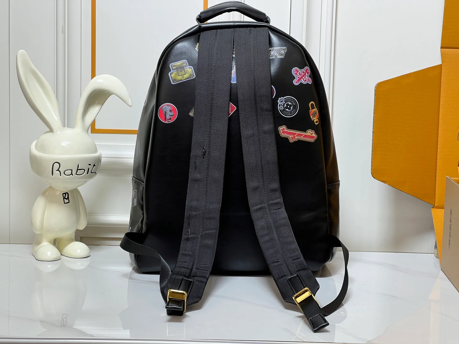 ￥340 LV Men's Discovery Black Backpack I recently picked up the Iv Men's Discovery Presbyopic Backpack, the item number is M43186. 43408. A has a large capacity and can fit a small notebook.  It is unisex and looks good on girls’ backs too.  ★A relatively low-key model, you can carry it to work, commuting and out for fun. ★Very practical. If boys don’t like carrying bags, this backpack is a very good choice.   #practicalmen’s bag recommended 30-38cm
