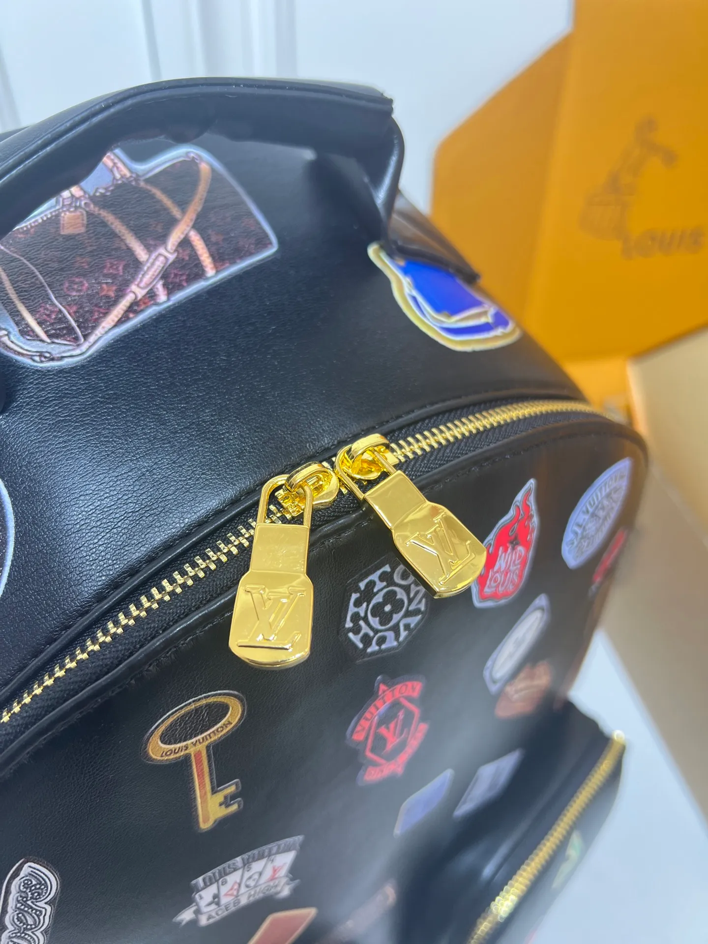 ￥340 LV Men's Discovery Black Backpack I recently picked up the Iv Men's Discovery Presbyopic Backpack, the item number is M43186. 43408. A has a large capacity and can fit a small notebook.  It is unisex and looks good on girls’ backs too.  ★A relatively low-key model, you can carry it to work, commuting and out for fun. ★Very practical. If boys don’t like carrying bags, this backpack is a very good choice.   #practicalmen’s bag recommended 30-38cm