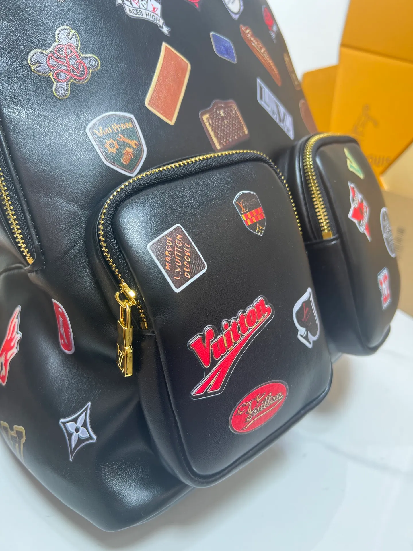 ￥340 LV Men's Discovery Black Backpack I recently picked up the Iv Men's Discovery Presbyopic Backpack, the item number is M43186. 43408. A has a large capacity and can fit a small notebook.  It is unisex and looks good on girls’ backs too.  ★A relatively low-key model, you can carry it to work, commuting and out for fun. ★Very practical. If boys don’t like carrying bags, this backpack is a very good choice.   #practicalmen’s bag recommended 30-38cm