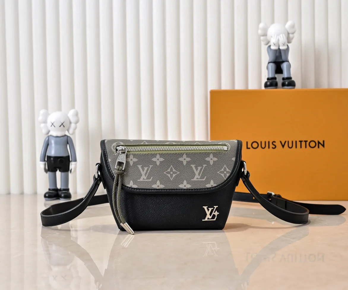💰220💰Upgraded from the original M12681 M12806 M12636 This Pulse mini handbag is made of Monogram Eclipse coated canvas, conveying modern style with simple lines and sporty elements. Its compact construction houses the main compartment and a zipped pocket on the flap with a corded zipper pull. 16 x 5 x 22.5 cm (height x width x length)