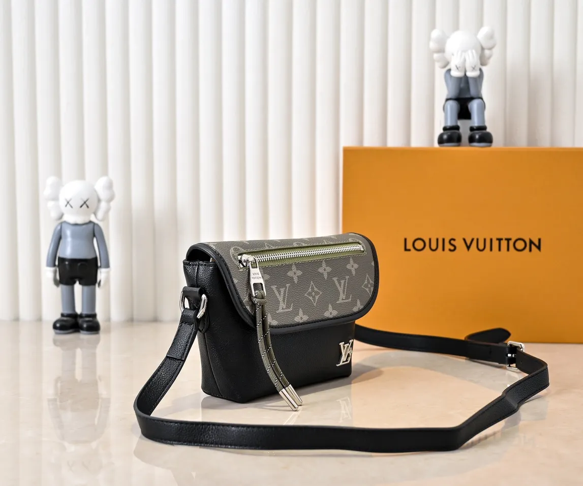 💰220💰Upgraded from the original M12681 M12806 M12636 This Pulse mini handbag is made of Monogram Eclipse coated canvas, conveying modern style with simple lines and sporty elements. Its compact construction houses the main compartment and a zipped pocket on the flap with a corded zipper pull. 16 x 5 x 22.5 cm (height x width x length)