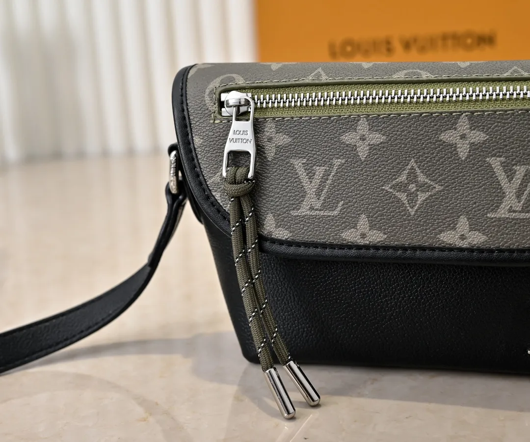 💰220💰Upgraded from the original M12681 M12806 M12636 This Pulse mini handbag is made of Monogram Eclipse coated canvas, conveying modern style with simple lines and sporty elements. Its compact construction houses the main compartment and a zipped pocket on the flap with a corded zipper pull. 16 x 5 x 22.5 cm (height x width x length)