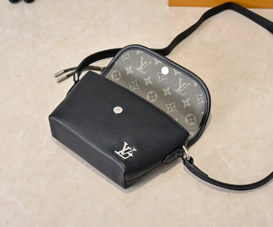 💰220💰Upgraded from the original M12681 M12806 M12636 This Pulse mini handbag is made of Monogram Eclipse coated canvas, conveying modern style with simple lines and sporty elements. Its compact construction houses the main compartment and a zipped pocket on the flap with a corded zipper pull. 16 x 5 x 22.5 cm (height x width x length)
