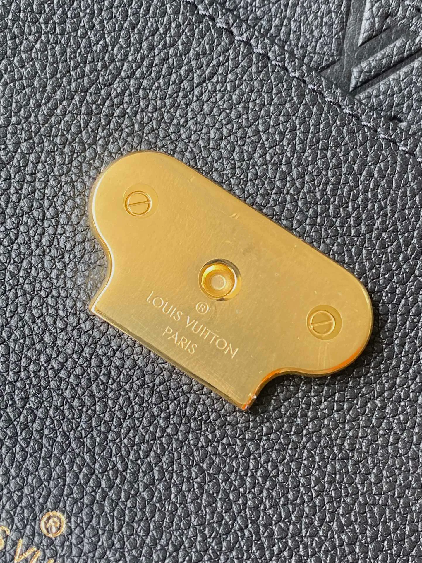 💰1040 (top layer leather) top original order M44151 supports counter inspection. The photos taken of duty-free goods are consistent with the product without opening the packaging. This product is an exclusive duty-free product in the market and is the highest-end product. Inspection is supported. This product has passed strict inspection and is flawless. Please wear gloves when touching the product. This product is not returnable or exchangeable. Please confirm the product first and then remove the label on the handle. This product is temporarily not open to the public, only regular customers, and is in short supply. Dimensions: 25 x 17 x 9.5 cm