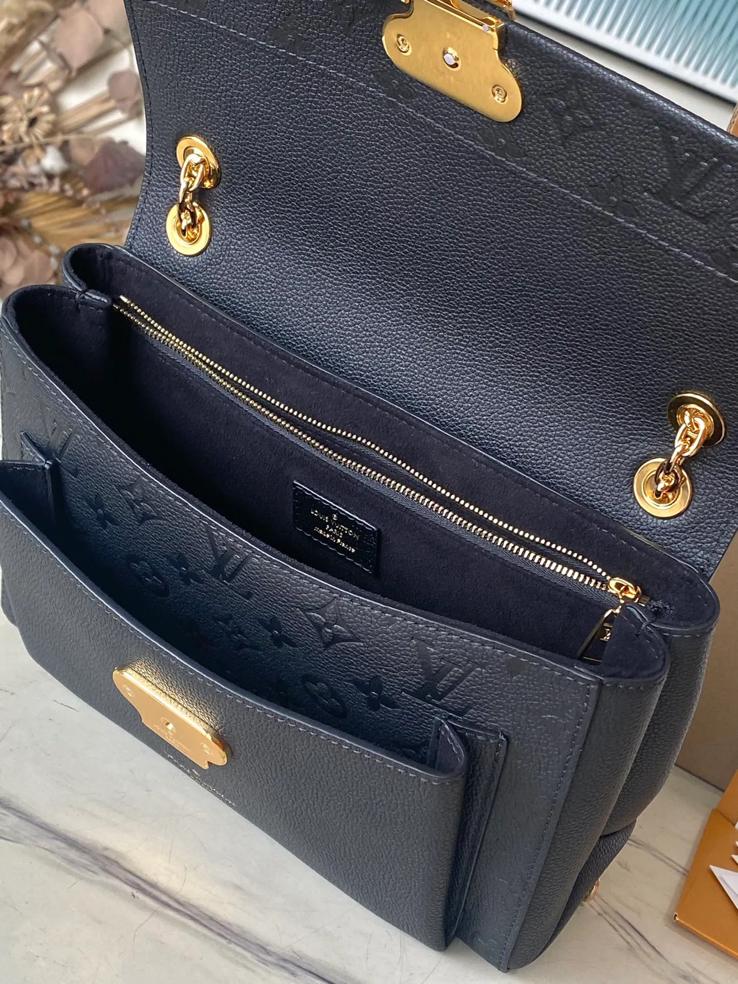 💰1040 (top layer leather) top original order M44151 supports counter inspection. The photos taken of duty-free goods are consistent with the product without opening the packaging. This product is an exclusive duty-free product in the market and is the highest-end product. Inspection is supported. This product has passed strict inspection and is flawless. Please wear gloves when touching the product. This product is not returnable or exchangeable. Please confirm the product first and then remove the label on the handle. This product is temporarily not open to the public, only regular customers, and is in short supply. Dimensions: 25 x 17 x 9.5 cm