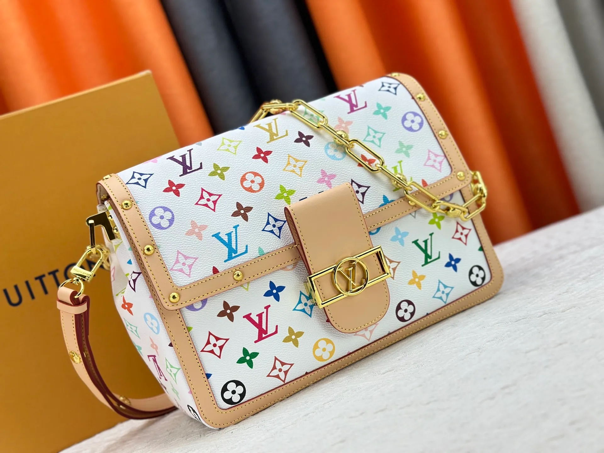 P340 [M13255 white color] M47149 This Dauphine Soft GM handbag is designed with timeless Louis Vuitton elements and made of soft coated canvas, showing casual daily style. The handbag is embellished with the rainbow-toned Monogram pattern reinterpreted by the world-renowned Japanese artist Takashi Murakami, which is full of playfulness. It is trimmed with natural cowhide to outline the iconic bag, and is equipped with a golden LV lock on the front, adding to the brand's unique atmosphere. The interior of the bag is equipped with a zippered pocket, making it extremely practical. 28 x 20 x 11 cm (length x height x width) S850