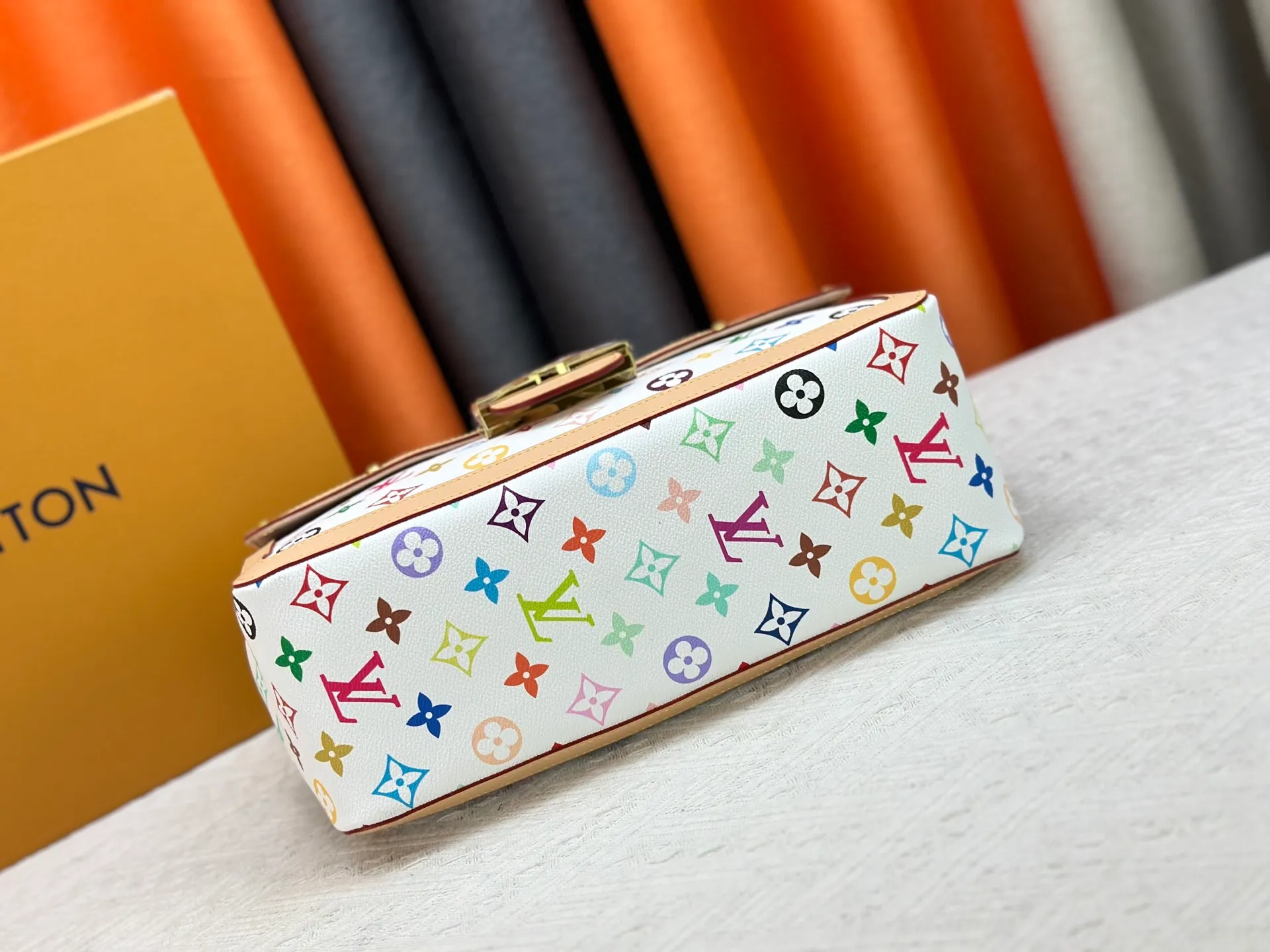 P340 [M13255 white color] M47149 This Dauphine Soft GM handbag is designed with timeless Louis Vuitton elements and made of soft coated canvas, showing casual daily style. The handbag is embellished with the rainbow-toned Monogram pattern reinterpreted by the world-renowned Japanese artist Takashi Murakami, which is full of playfulness. It is trimmed with natural cowhide to outline the iconic bag, and is equipped with a golden LV lock on the front, adding to the brand's unique atmosphere. The interior of the bag is equipped with a zippered pocket, making it extremely practical. 28 x 20 x 11 cm (length x height x width) S850