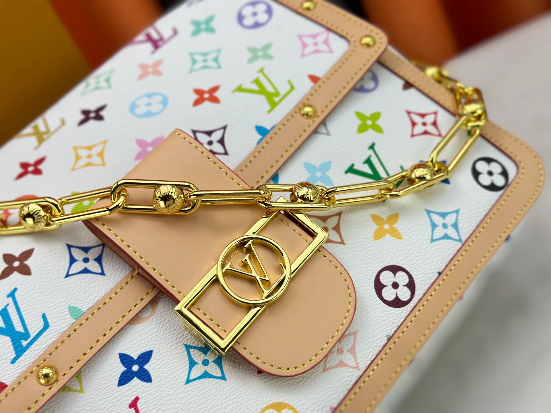 P340 [M13255 white color] M47149 This Dauphine Soft GM handbag is designed with timeless Louis Vuitton elements and made of soft coated canvas, showing casual daily style. The handbag is embellished with the rainbow-toned Monogram pattern reinterpreted by the world-renowned Japanese artist Takashi Murakami, which is full of playfulness. It is trimmed with natural cowhide to outline the iconic bag, and is equipped with a golden LV lock on the front, adding to the brand's unique atmosphere. The interior of the bag is equipped with a zippered pocket, making it extremely practical. 28 x 20 x 11 cm (length x height x width) S850