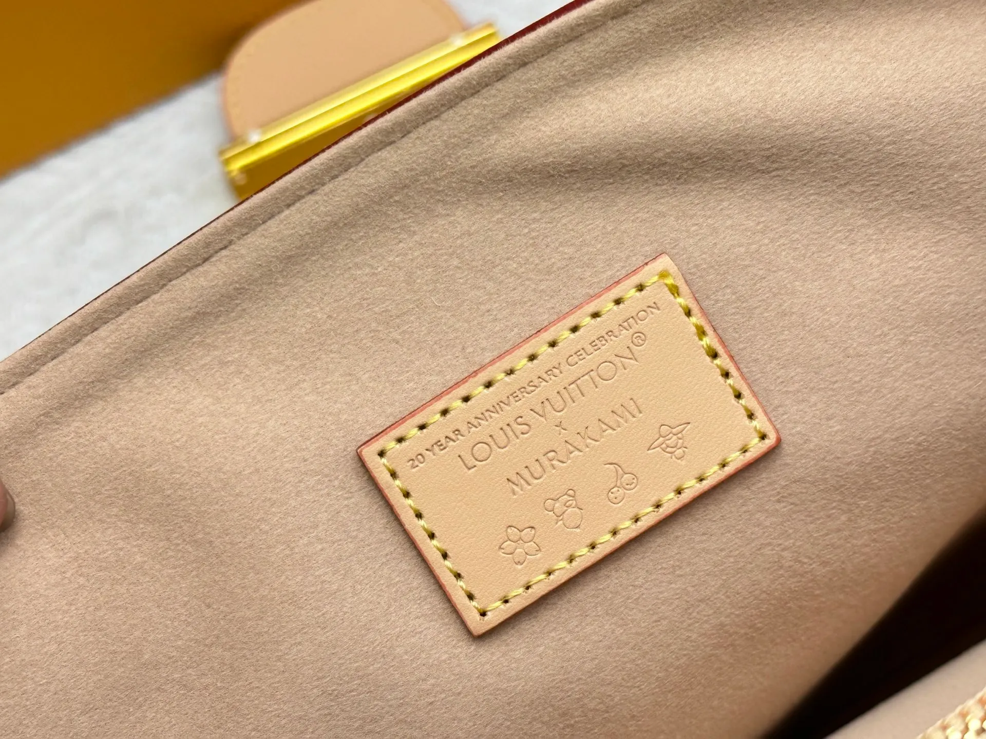 P340 [M13255 white color] M47149 This Dauphine Soft GM handbag is designed with timeless Louis Vuitton elements and made of soft coated canvas, showing casual daily style. The handbag is embellished with the rainbow-toned Monogram pattern reinterpreted by the world-renowned Japanese artist Takashi Murakami, which is full of playfulness. It is trimmed with natural cowhide to outline the iconic bag, and is equipped with a golden LV lock on the front, adding to the brand's unique atmosphere. The interior of the bag is equipped with a zippered pocket, making it extremely practical. 28 x 20 x 11 cm (length x height x width) S850