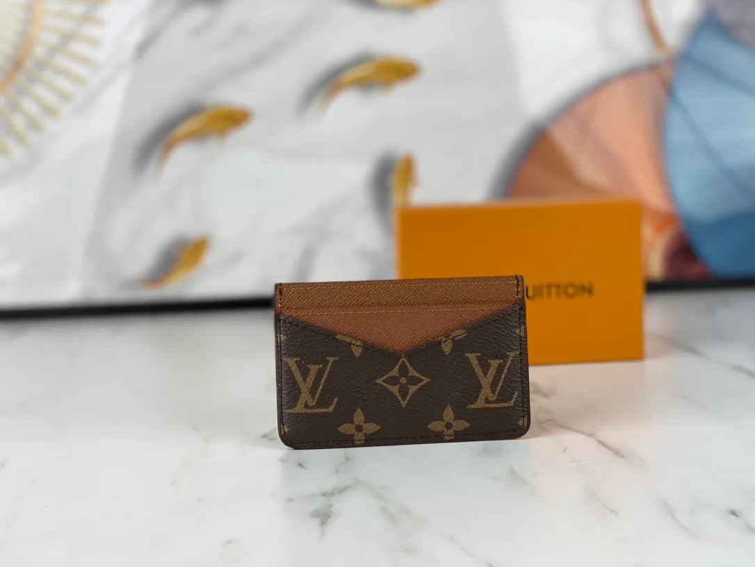 💰90💰M60166👏👏The Neo card holder made of Monogram Macassar canvas is the first choice for carrying important cards. Cowhide leather trim makes the classic Louis Vuitton pattern even more eye-catching. Dimensions: 11.0 x 7.0 x 0.6 cm
