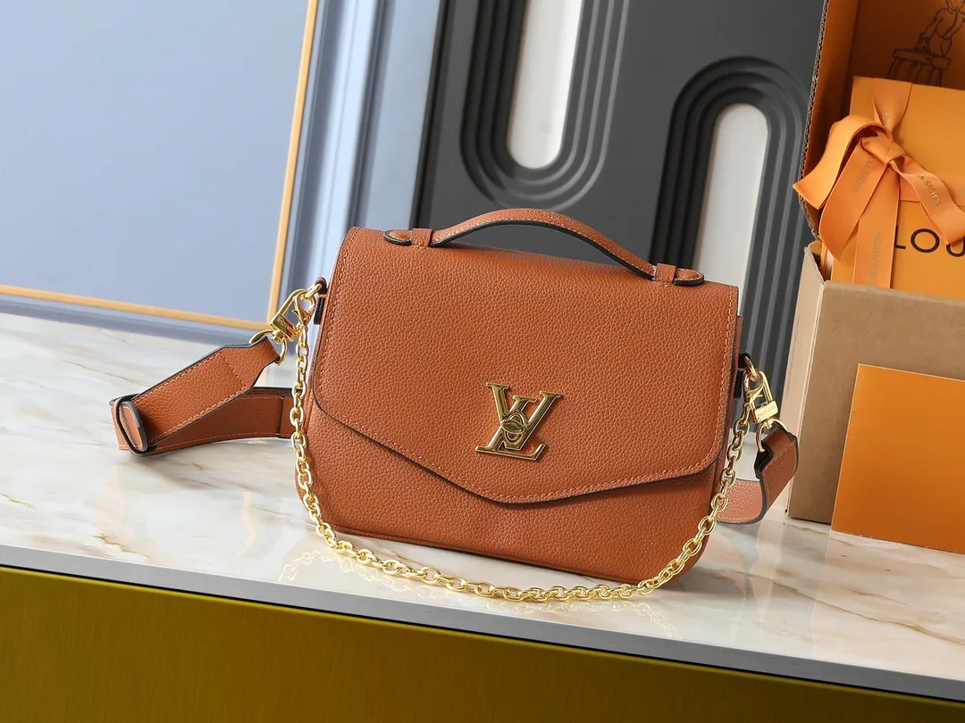 💰260💰Upgraded from the original M22952 M22792 M22735. This Oxford handbag is made of soft grain leather and uses dazzling metal parts to highlight the brand style. The detachable chain and adjustable leather strap allow for a variety of carrying options, adding a dynamic feel to everyday life and day and night occasions. Dimensions: 22.0 x 16.0 x 9.5 cm (length x height x width)