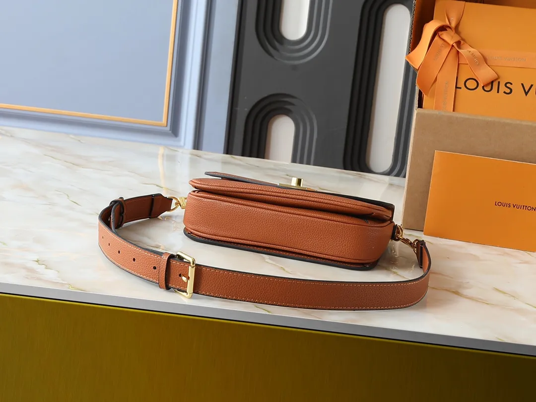 💰260💰Upgraded from the original M22952 M22792 M22735. This Oxford handbag is made of soft grain leather and uses dazzling metal parts to highlight the brand style. The detachable chain and adjustable leather strap allow for a variety of carrying options, adding a dynamic feel to everyday life and day and night occasions. Dimensions: 22.0 x 16.0 x 9.5 cm (length x height x width)