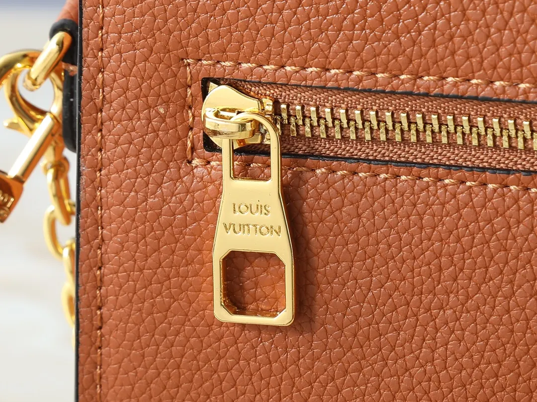 💰260💰Upgraded from the original M22952 M22792 M22735. This Oxford handbag is made of soft grain leather and uses dazzling metal parts to highlight the brand style. The detachable chain and adjustable leather strap allow for a variety of carrying options, adding a dynamic feel to everyday life and day and night occasions. Dimensions: 22.0 x 16.0 x 9.5 cm (length x height x width)